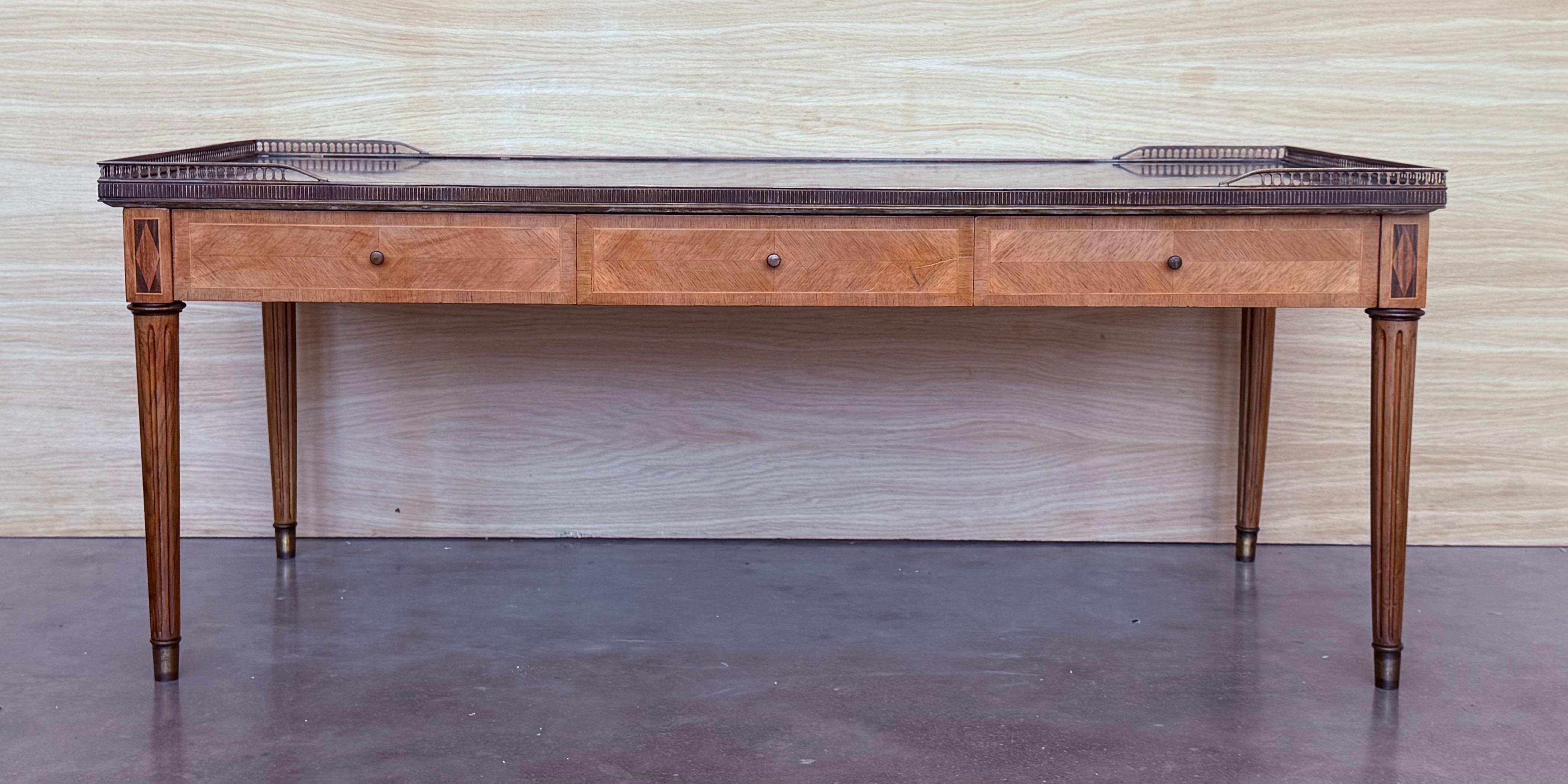 Néo-classique Early 20th Rectangular Bouillotte  Table with Fluted Legs and Drawers en vente