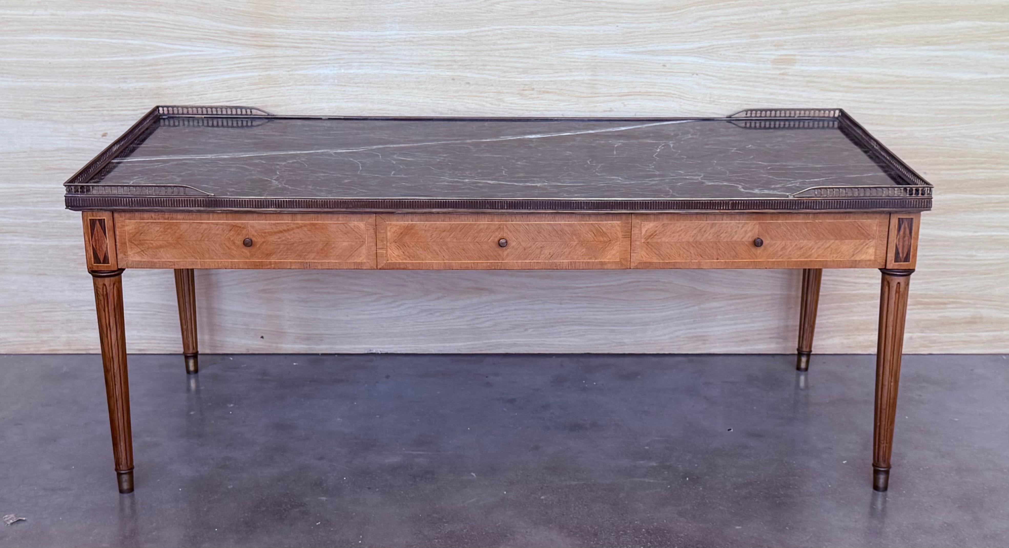 Européen Early 20th Rectangular Bouillotte  Table with Fluted Legs and Drawers en vente