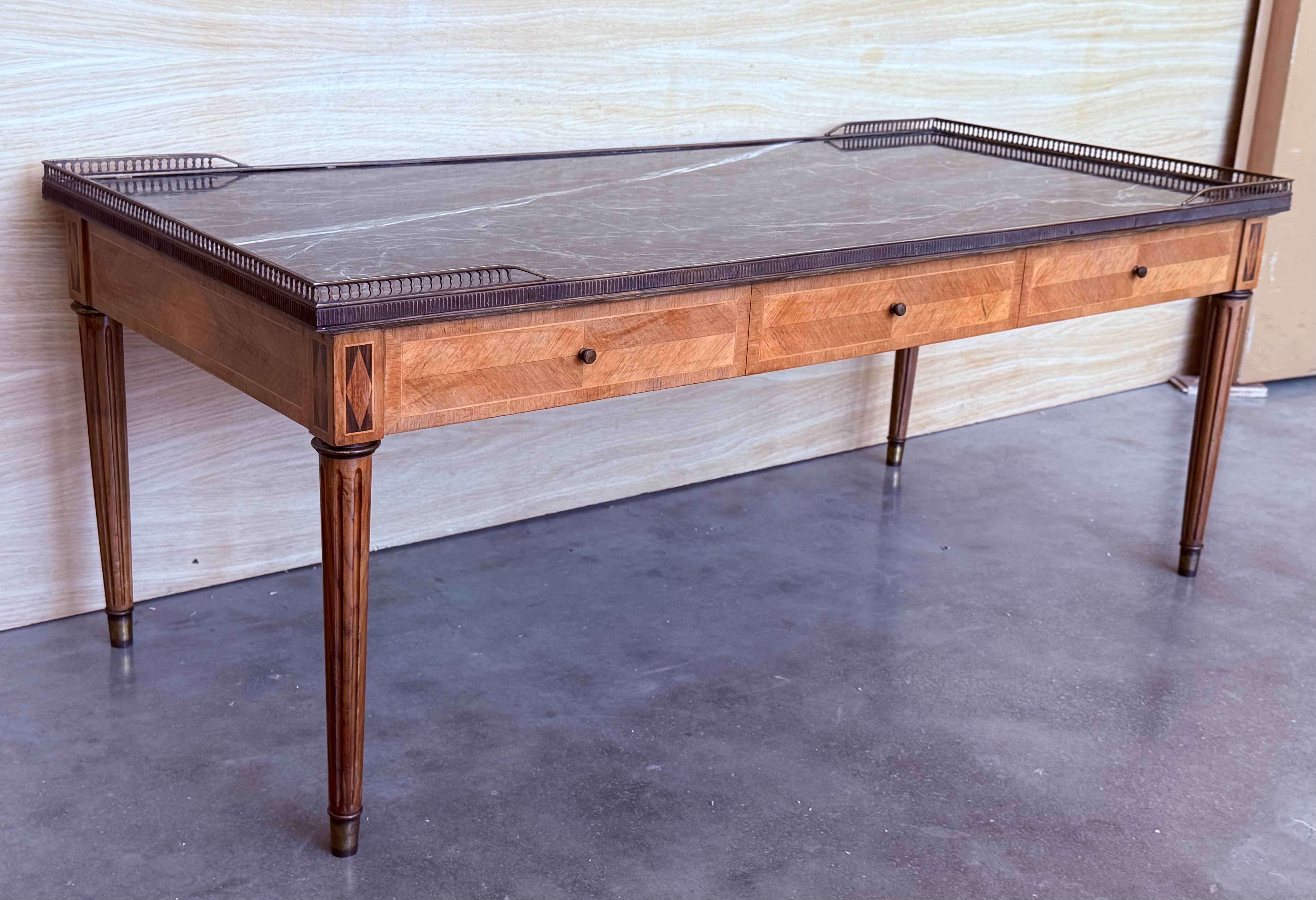 Bois Early 20th Rectangular Bouillotte  Table with Fluted Legs and Drawers en vente