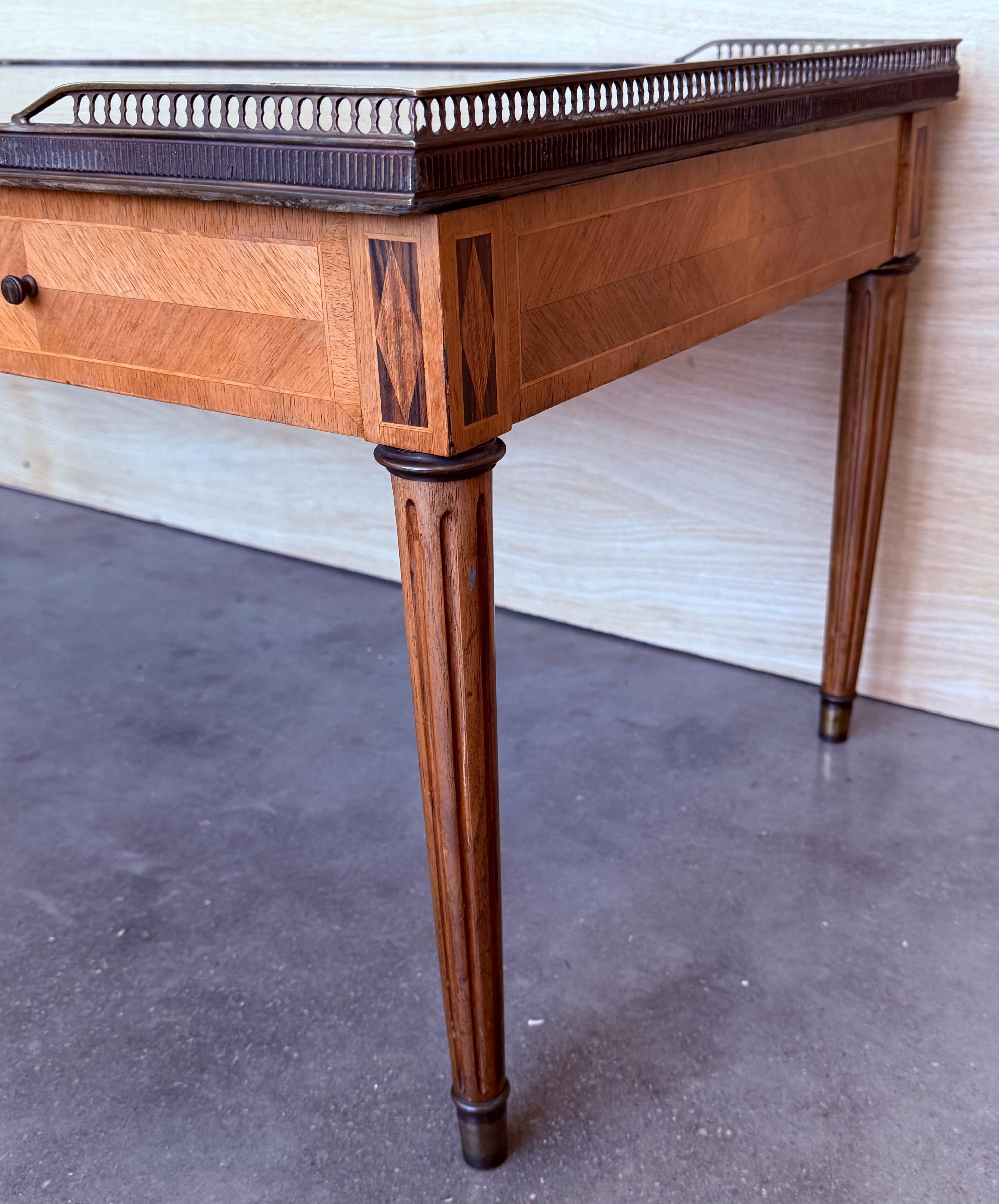 Early 20th Rectangular Bouillotte  Table with Fluted Legs and Drawers en vente 2