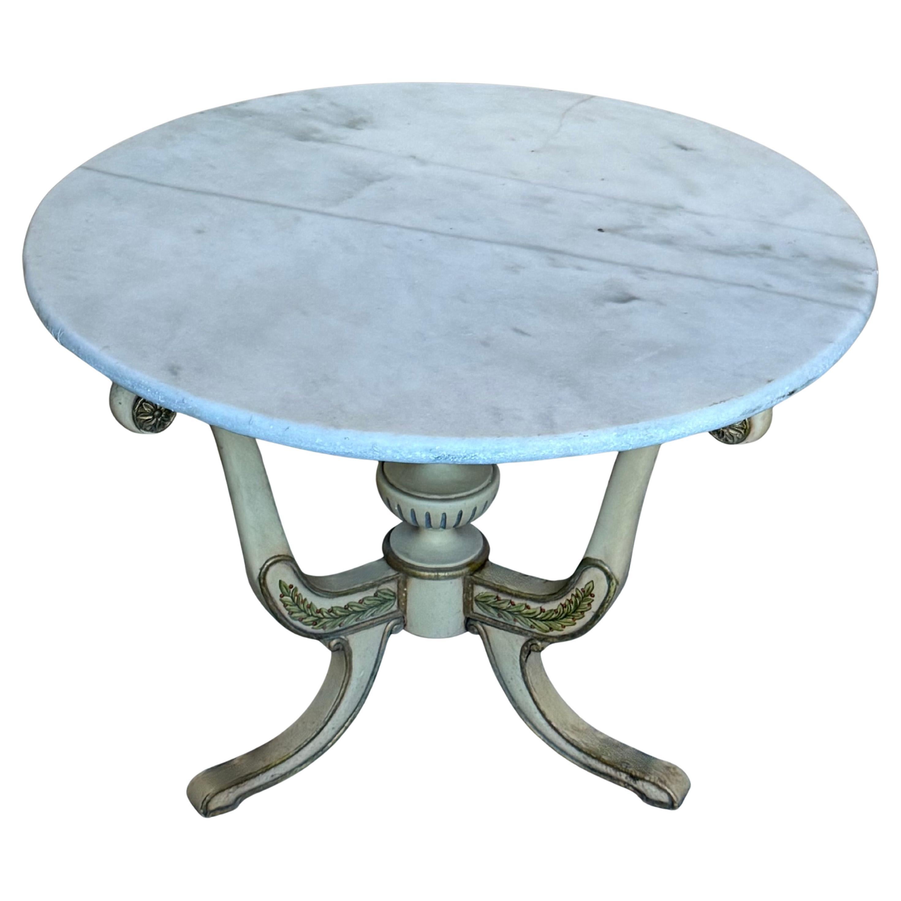 Table basse ronde du début du 20e siècle en blanc antique avec farines peintes à la main en vente