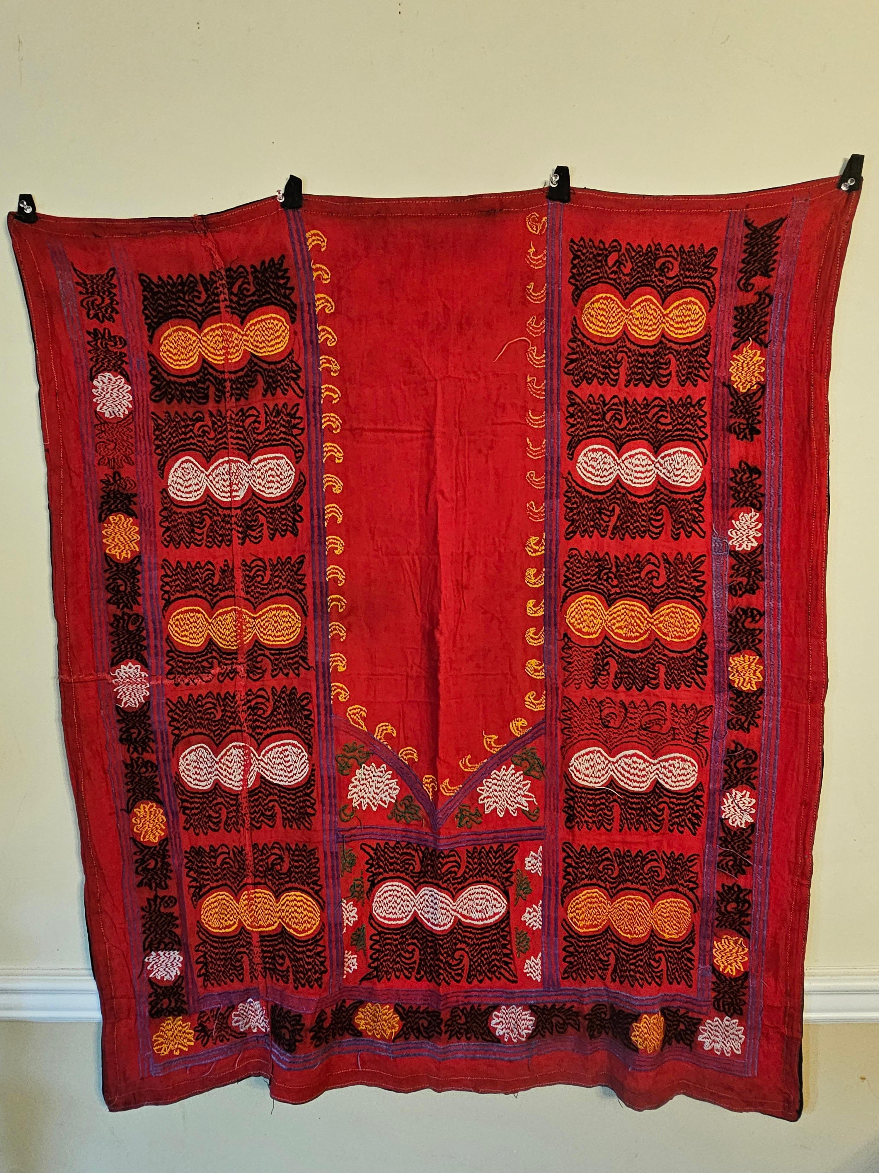 Early 20th Samarkand Silk And Cotton Embroideded Suzani Prayer Hanging In Good Condition For Sale In Germantown, MD