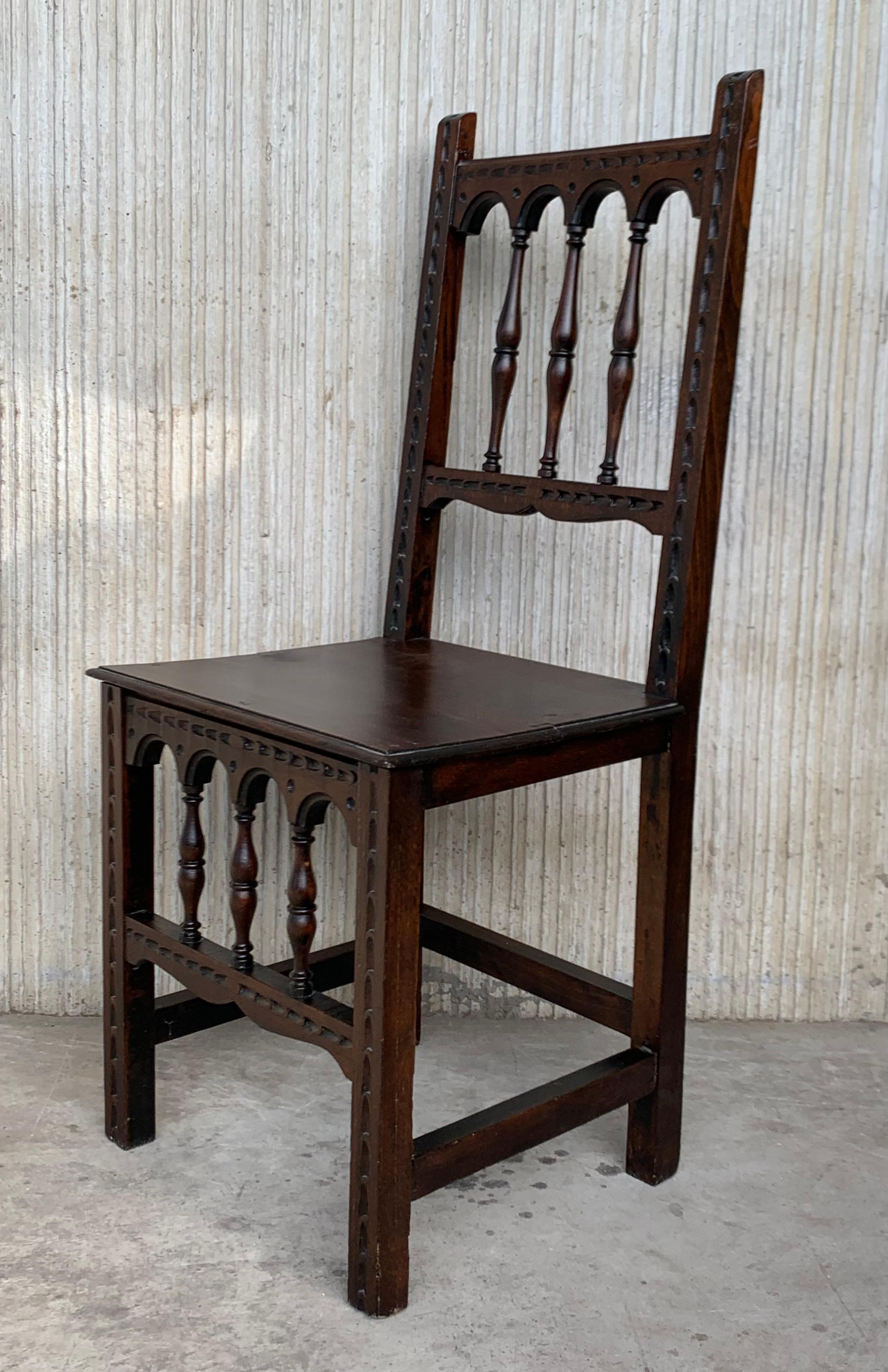 20ième siècle Ensemble de quatre chaises espagnoles sculptées du début du 20ème siècle avec assise en bois en vente