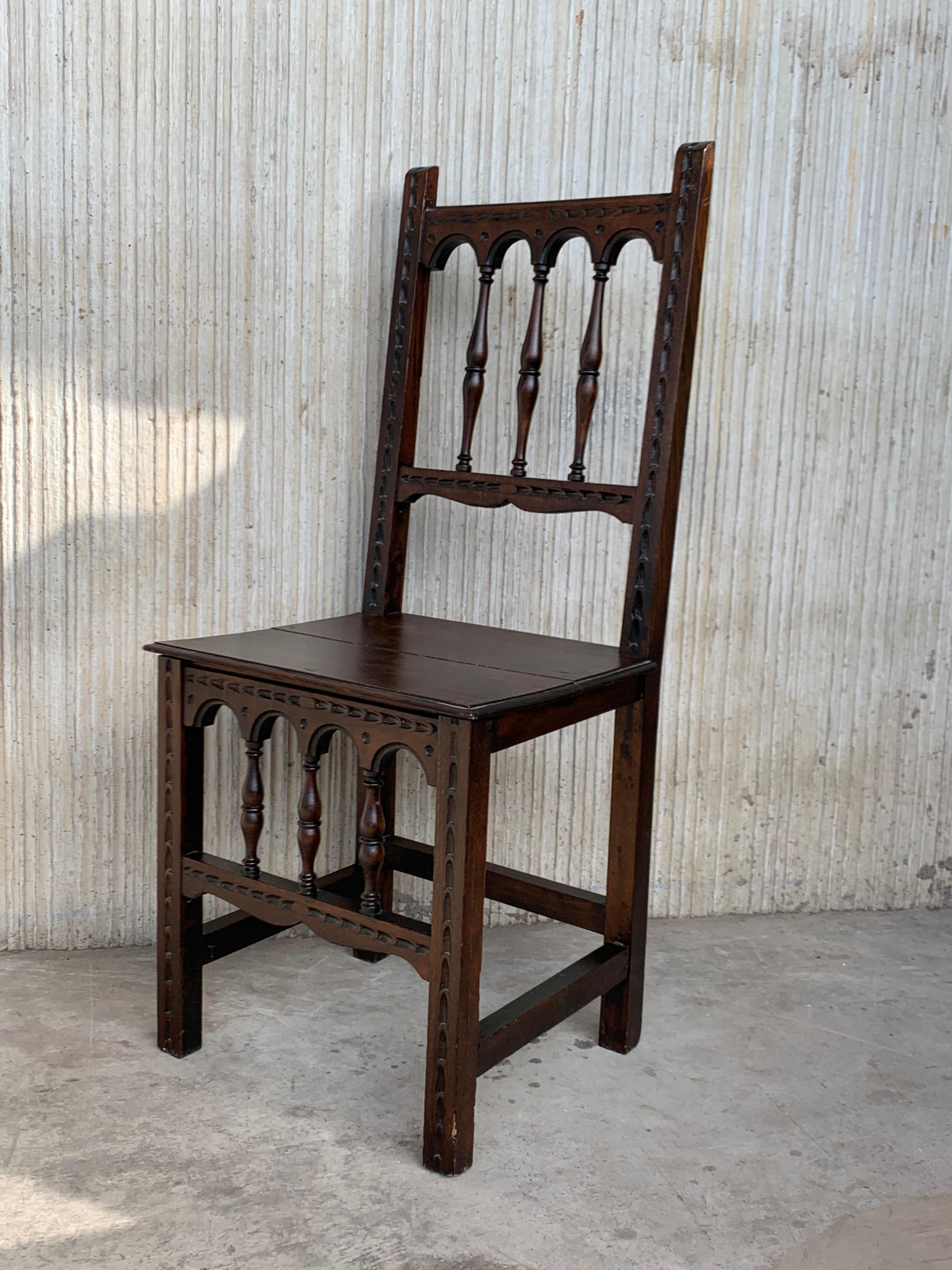 Noyer Ensemble de quatre chaises espagnoles sculptées du début du 20ème siècle avec assise en bois en vente