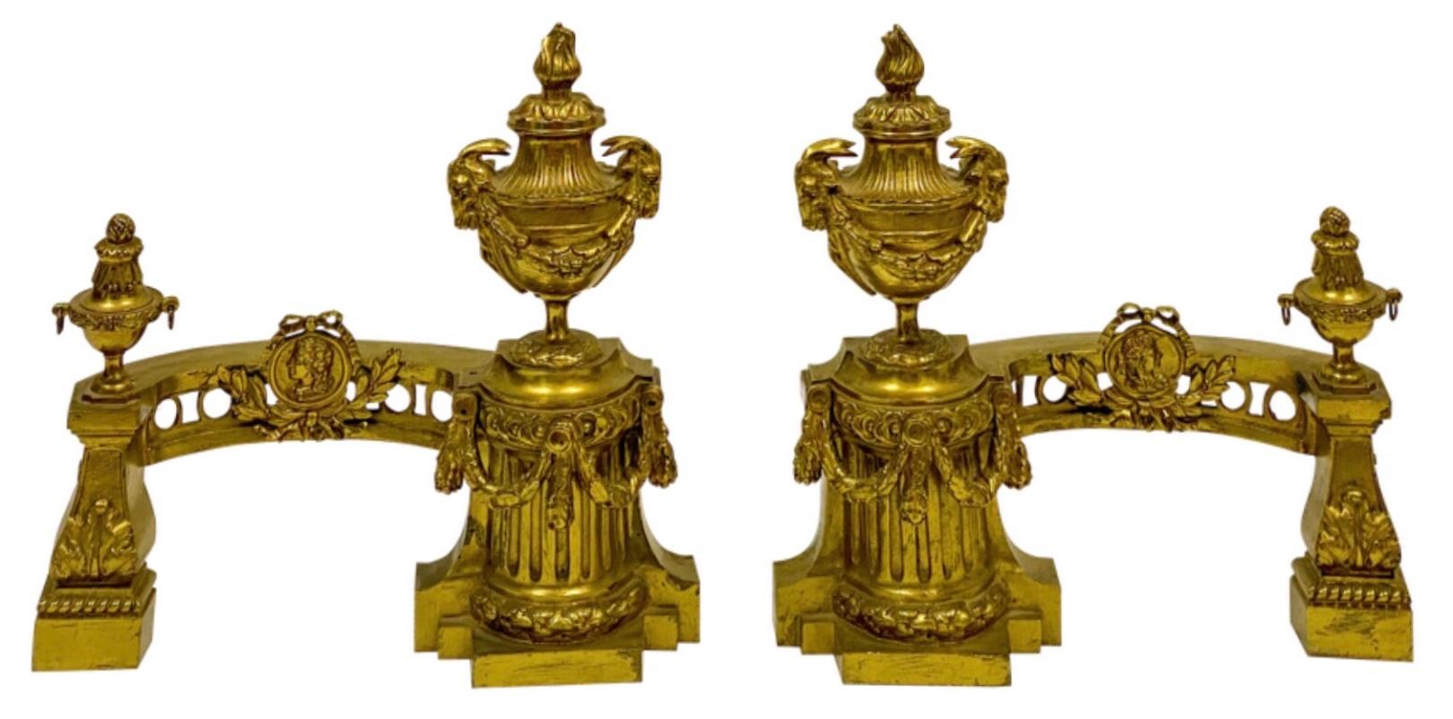 Français Ensemble de chenets néoclassiques français en bronze doré du début du 20e siècle, un ensemble en vente