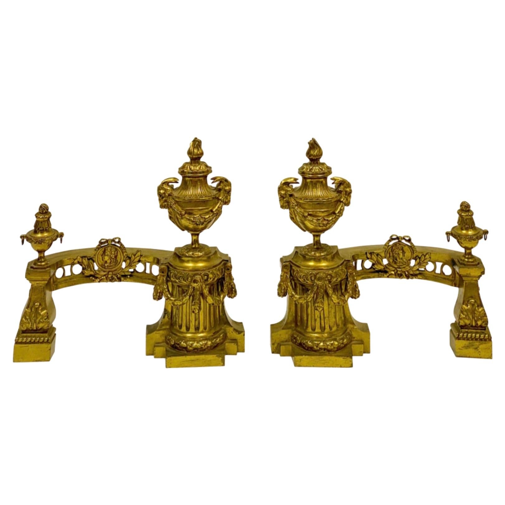 Ensemble de chenets néoclassiques français en bronze doré du début du 20e siècle, un ensemble en vente