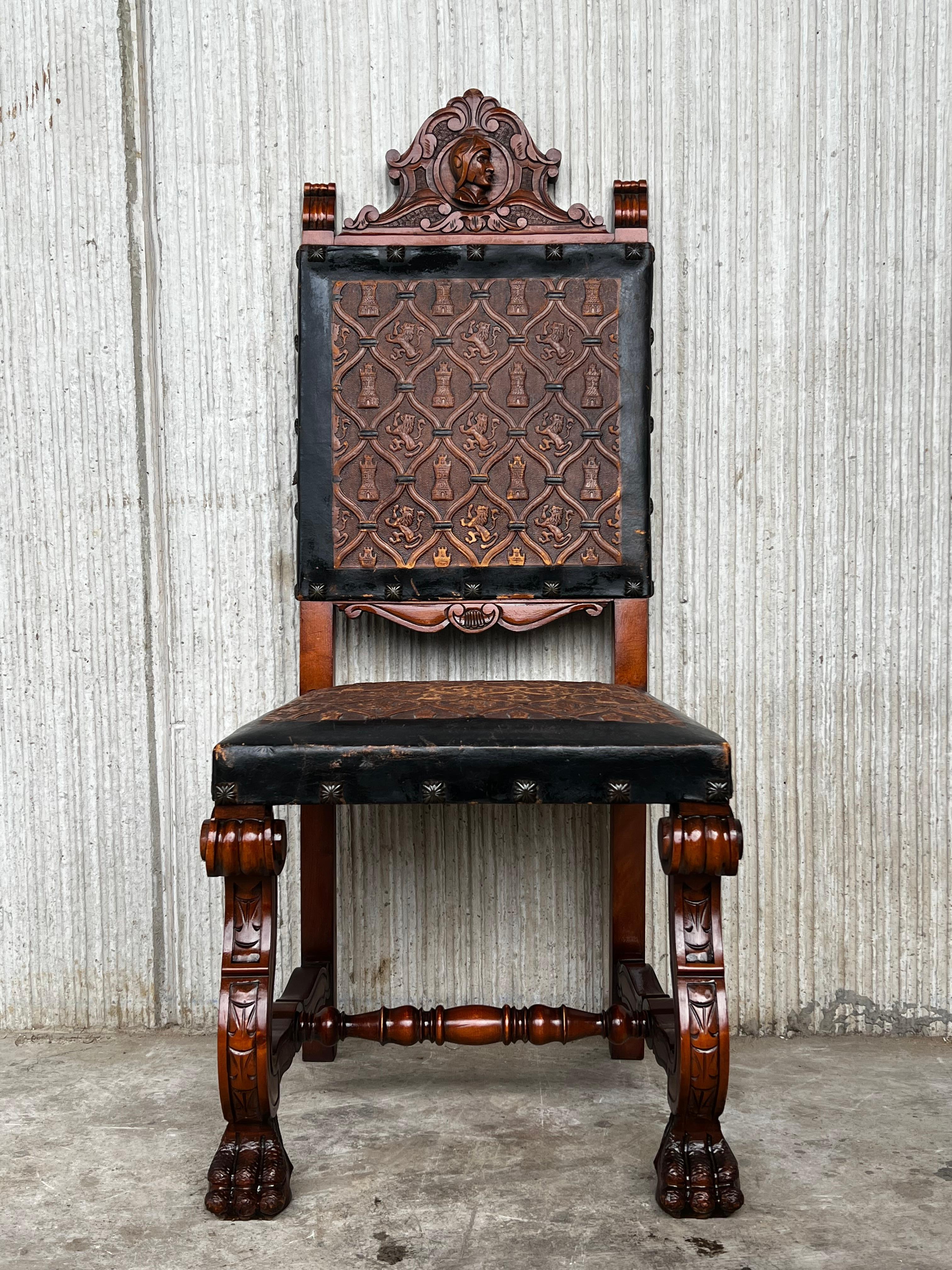 Un ensemble de 6 chaises espagnoles avec dossiers en cuir et franges sur cadres en chêne et sycomore avec décoration sculptée à la main. Ces chaises sont fidèles au caractère baroque espagnol et présentent chacune des sculptures qui utilisent des