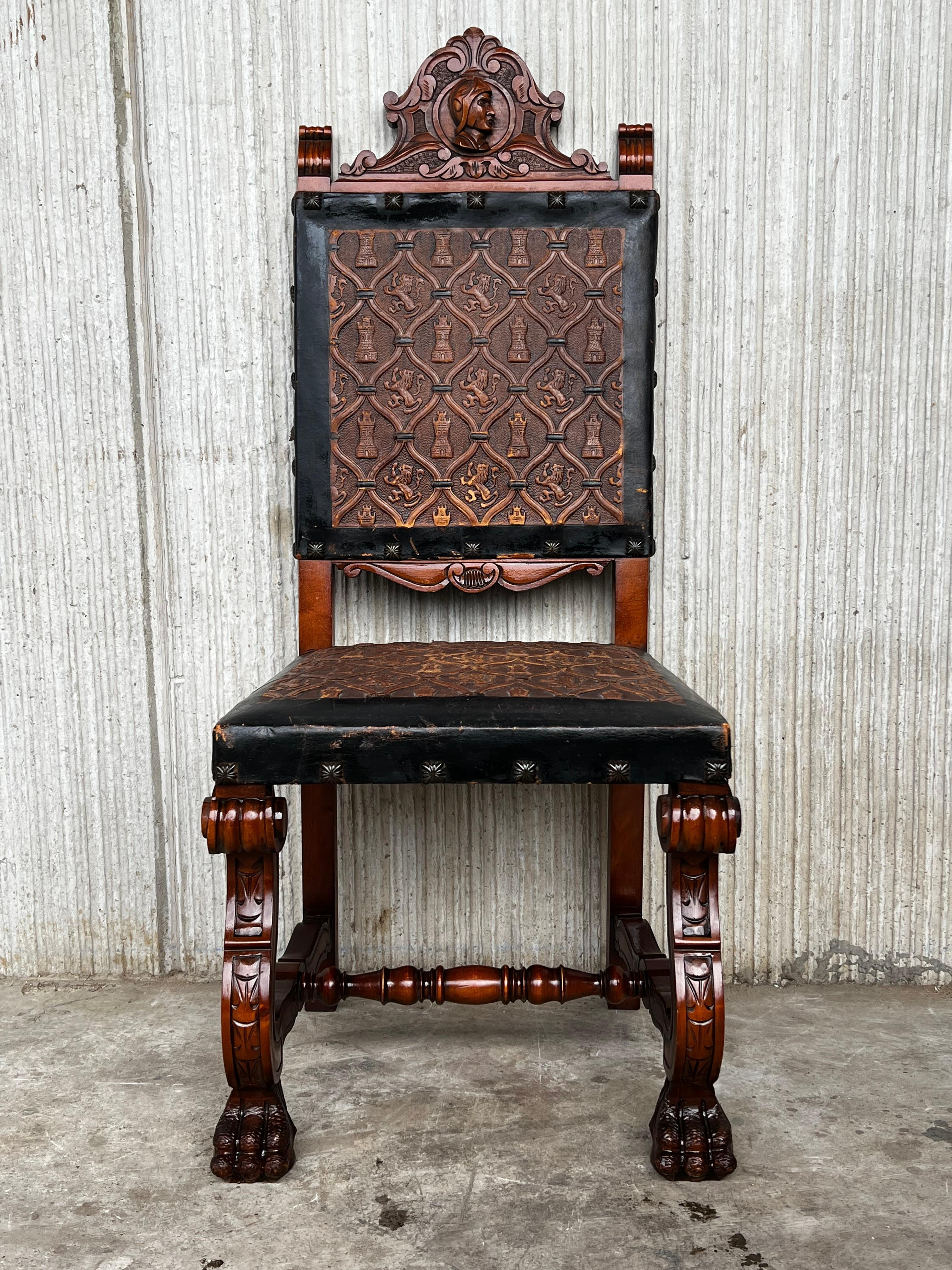 Colonial espagnol Ensemble de six chaises espagnoles sculptées du début du 20e siècle en cuir gaufré noir et marron  en vente