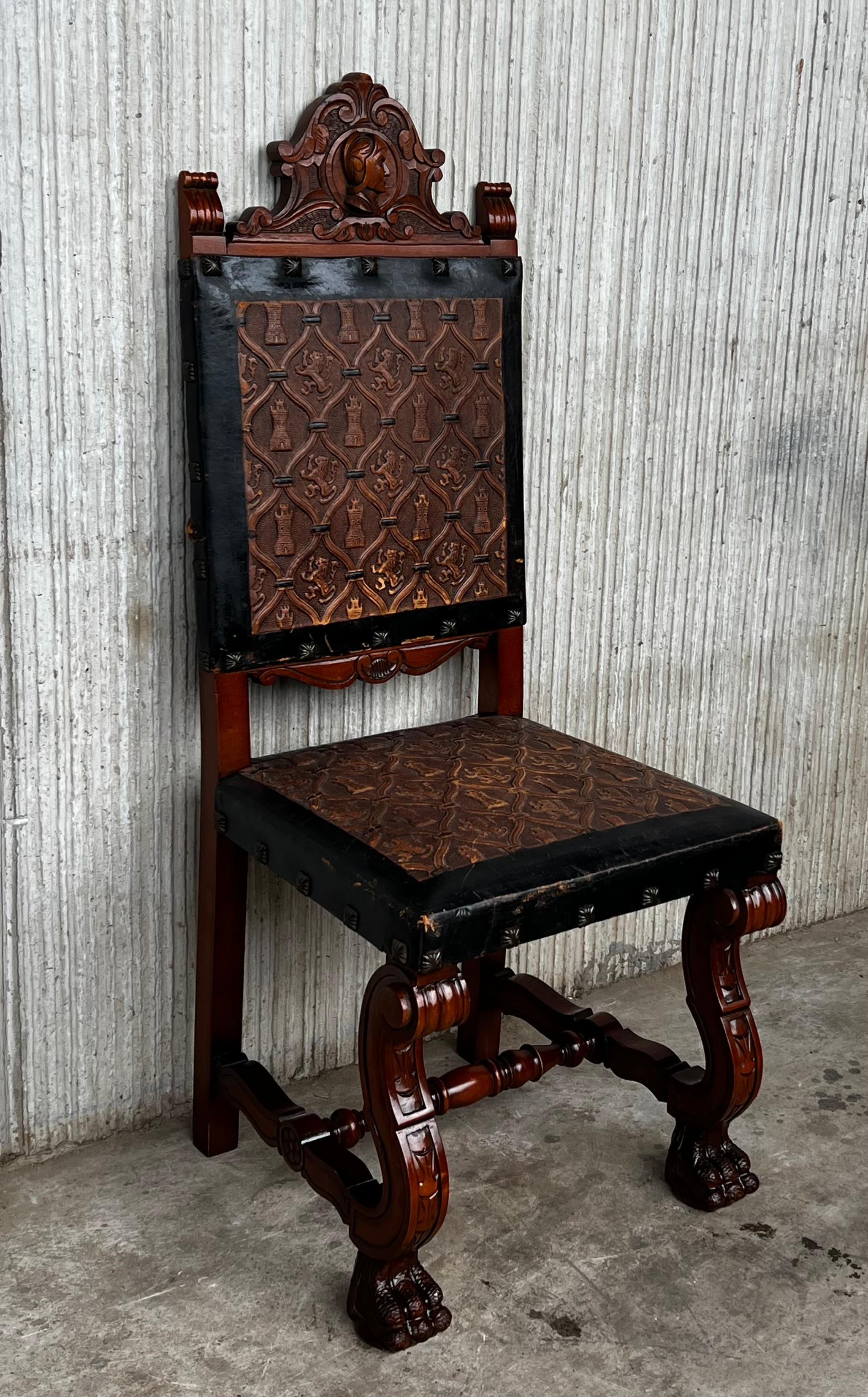 Espagnol Ensemble de six chaises espagnoles sculptées du début du 20e siècle en cuir gaufré noir et marron  en vente