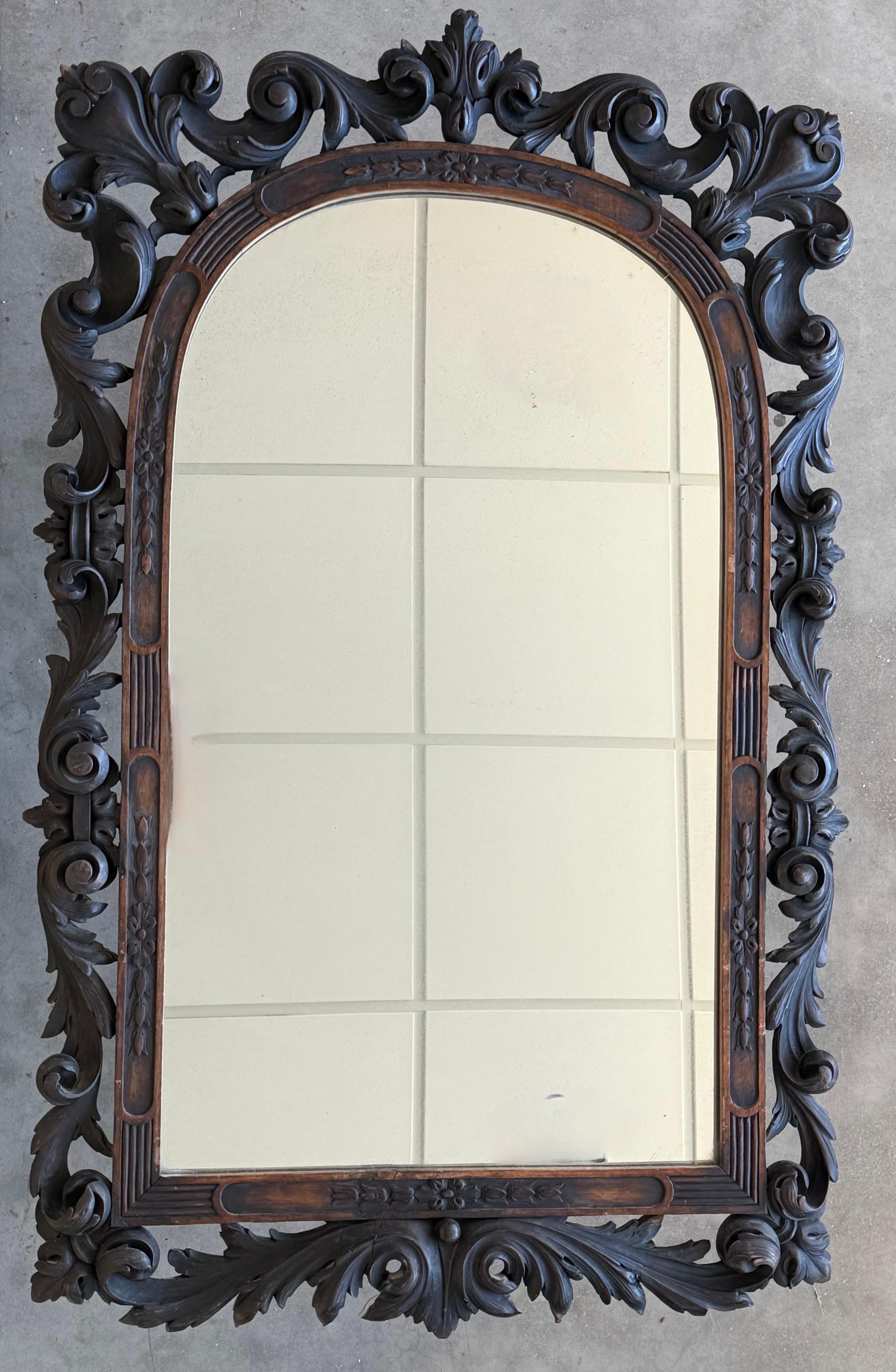 Baroque Miroir sculpté à motif floral du début du 20e siècle à Black Forest (Espagne) en vente