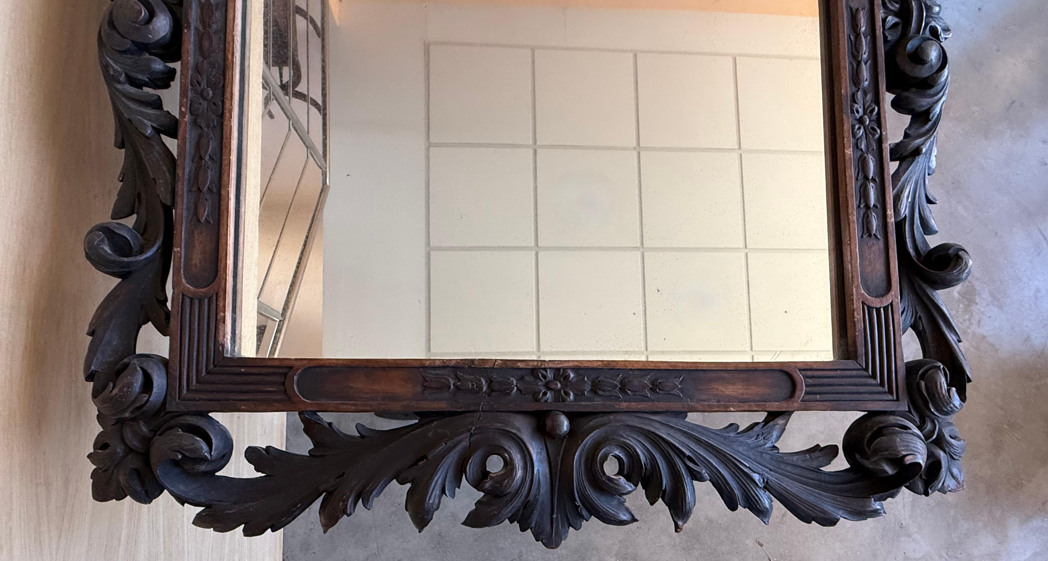 Espagnol Miroir sculpté à motif floral du début du 20e siècle à Black Forest (Espagne) en vente
