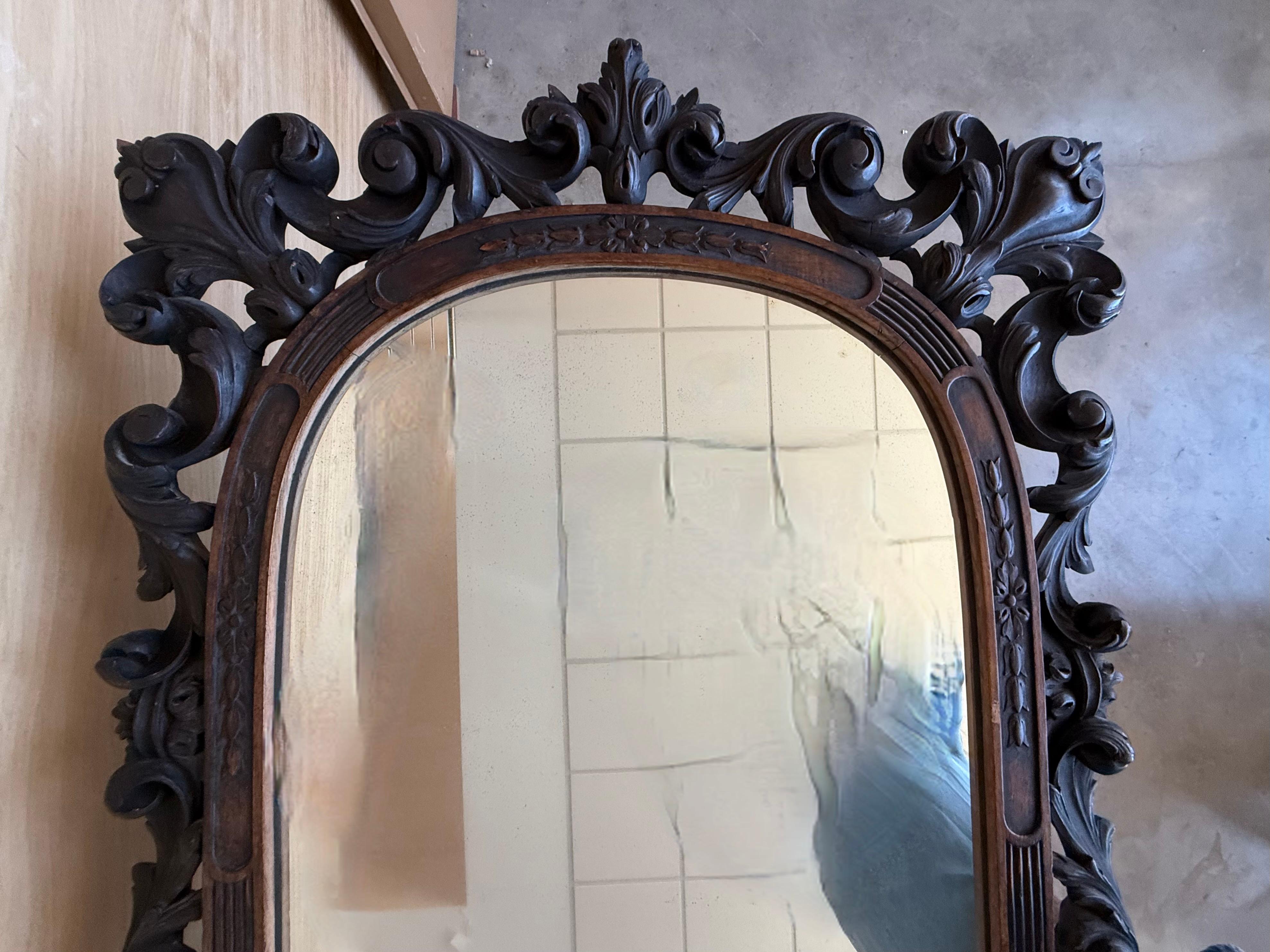 Miroir sculpté à motif floral du début du 20e siècle à Black Forest (Espagne) Bon état - En vente à Miami, FL