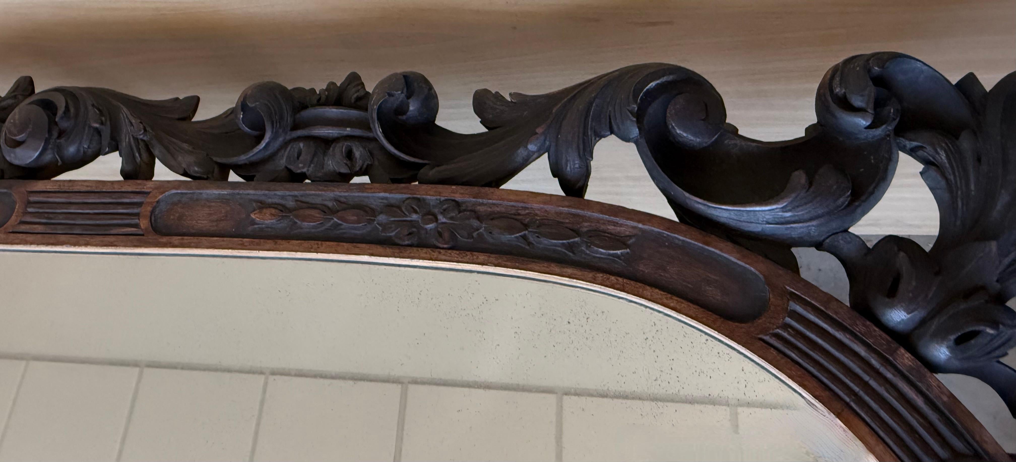 Noyer Miroir sculpté à motif floral du début du 20e siècle à Black Forest (Espagne) en vente