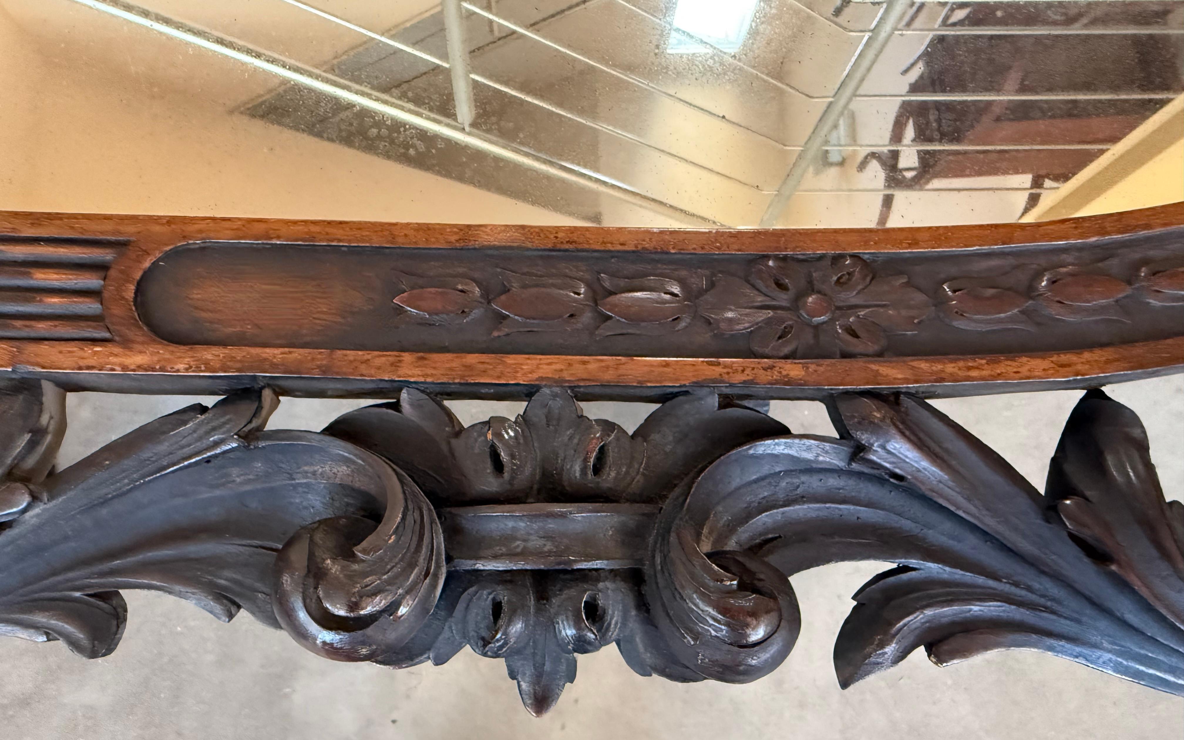 Miroir sculpté à motif floral du début du 20e siècle à Black Forest (Espagne) en vente 1