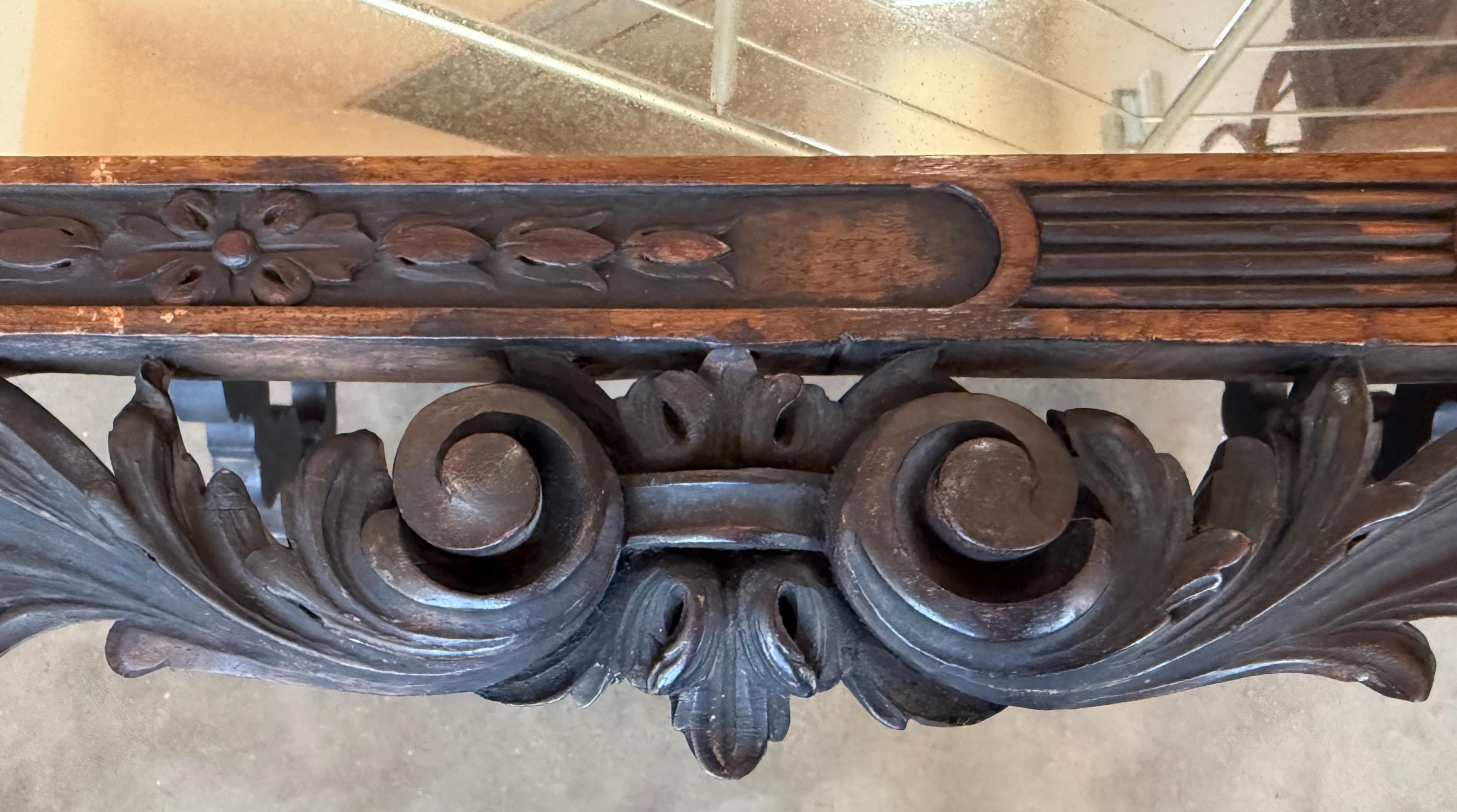 Miroir sculpté à motif floral du début du 20e siècle à Black Forest (Espagne) en vente 2