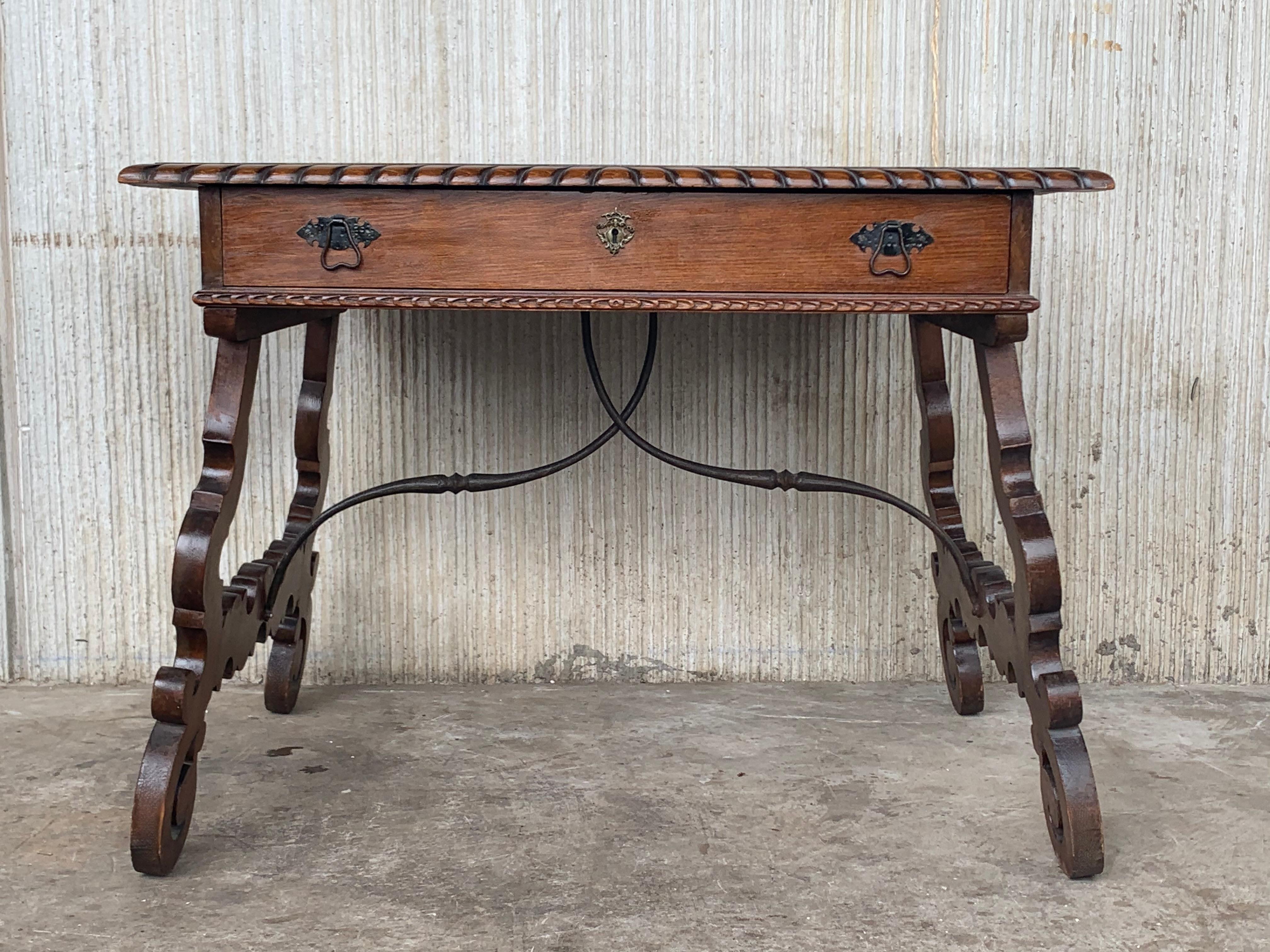 Baroque Early 20th Spanish Desk with Lyre Legs and Carved Edges on Top For Sale