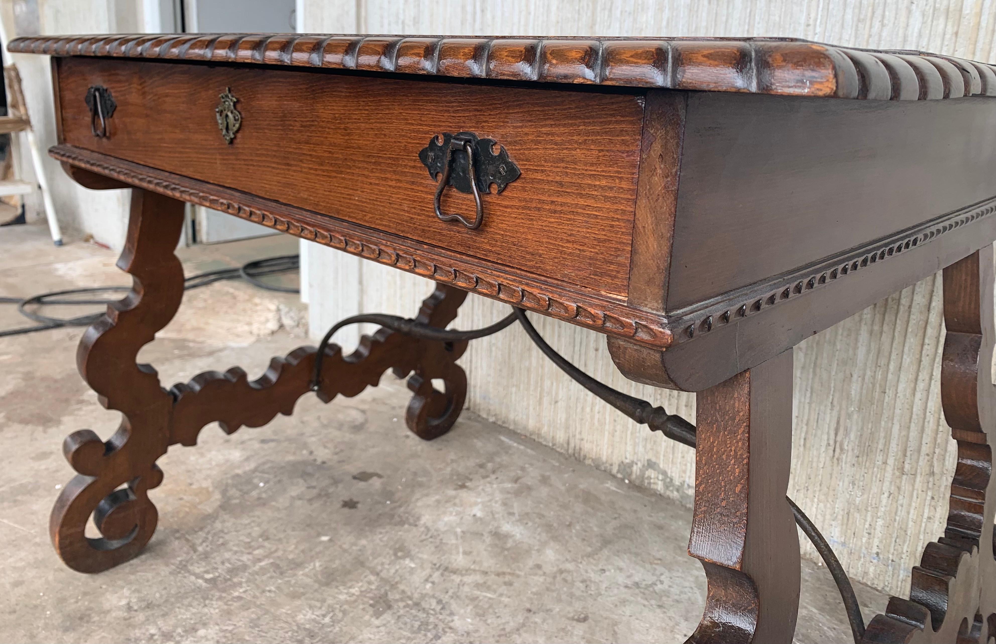 Early 20th Spanish Desk with Lyre Legs and Carved Edges on Top For Sale 1