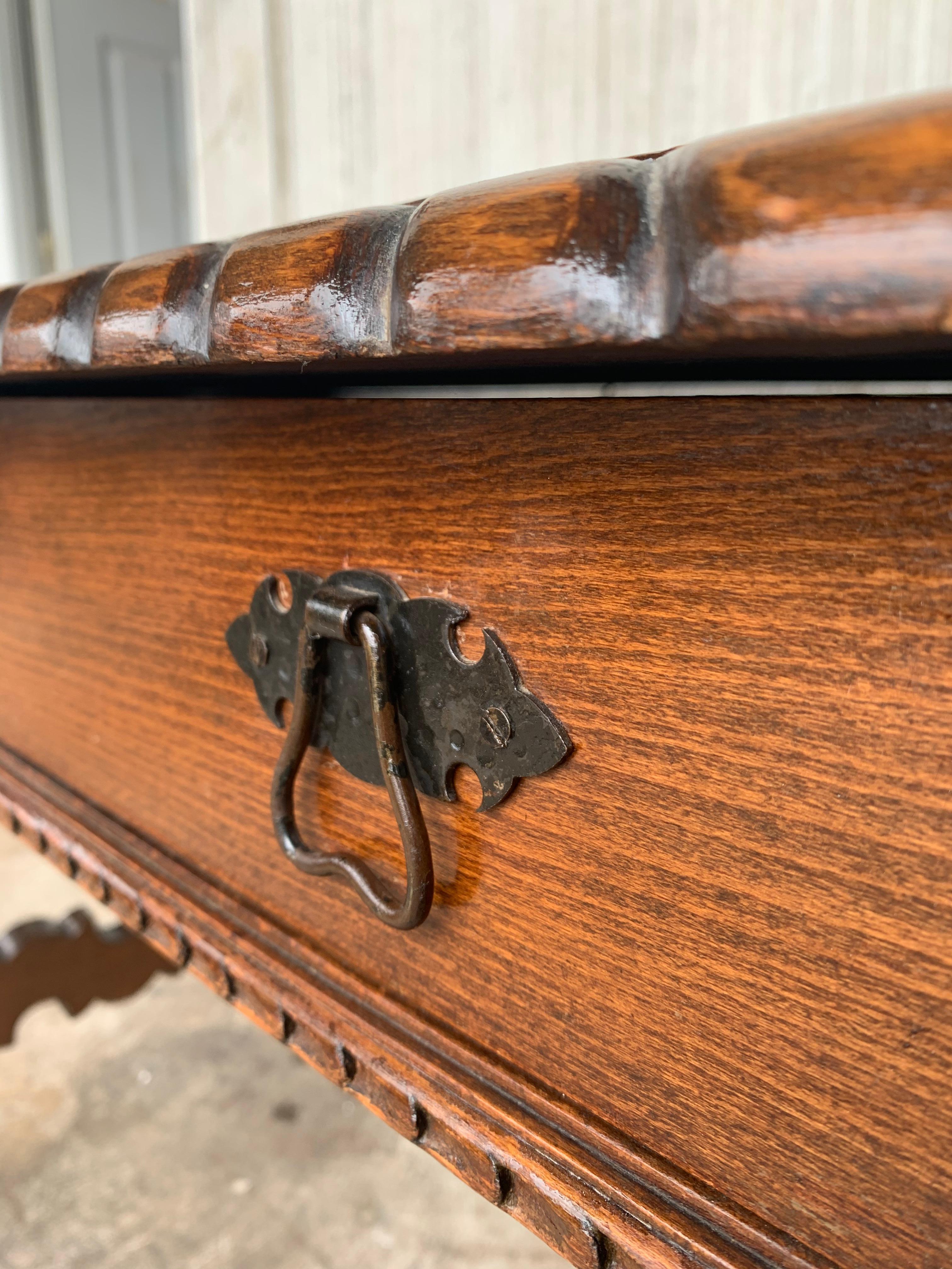 Early 20th Spanish Desk with Lyre Legs and Carved Edges on Top For Sale 2