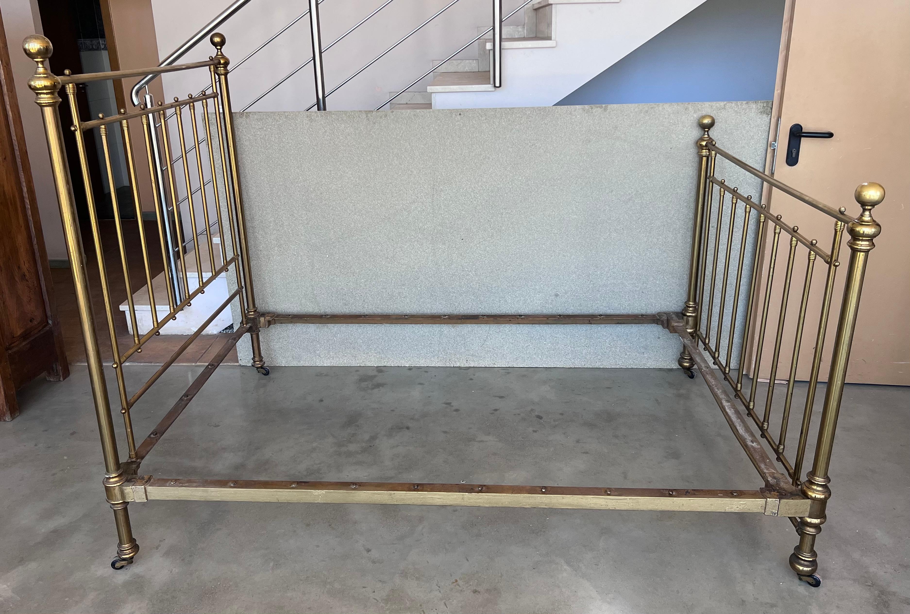 Early 20th Spanish Full Double Bronze Bed with bars and wheels In Good Condition For Sale In Miami, FL