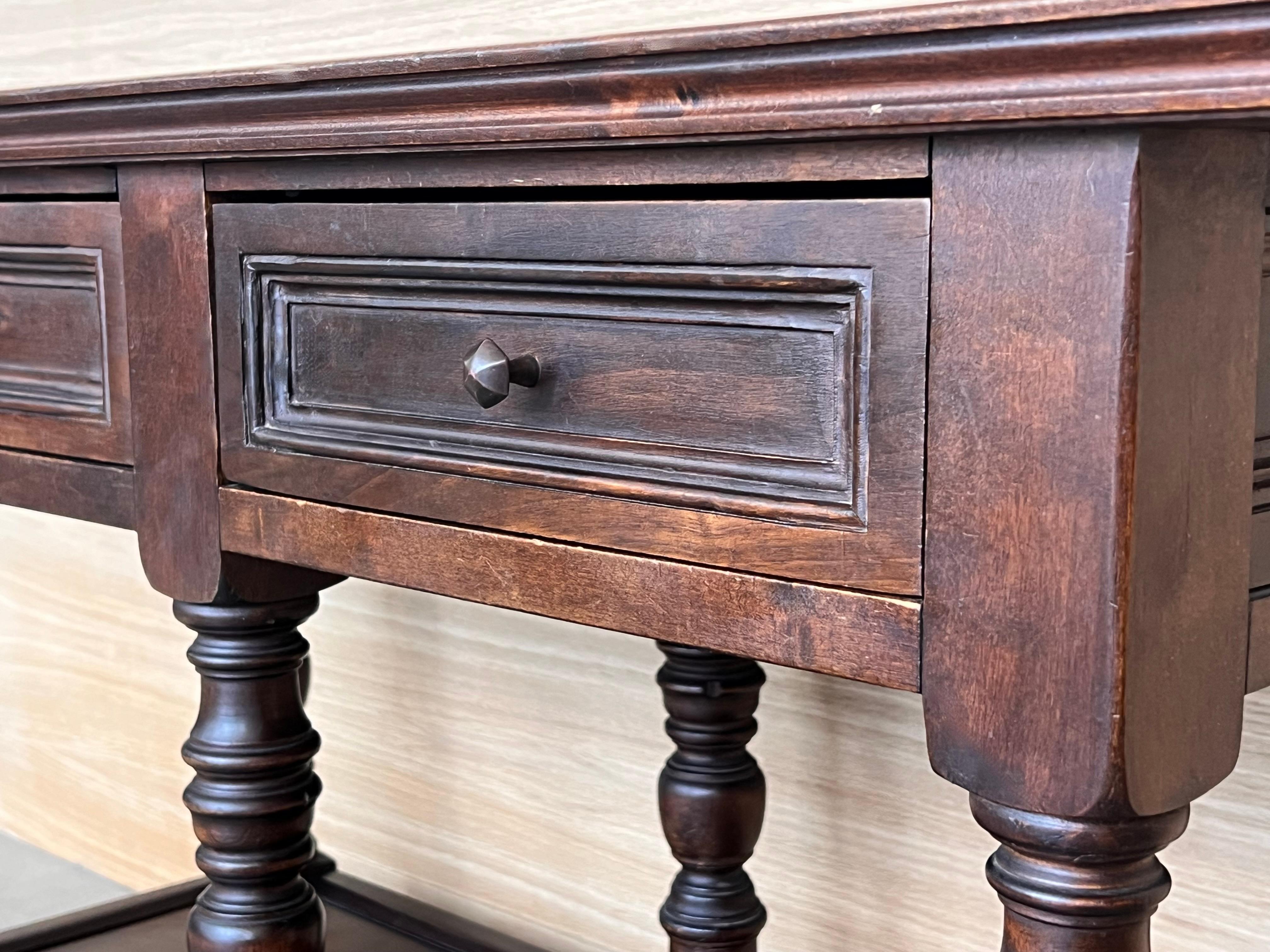 Grande table d'appoint espagnole du début du 20e siècle avec deux tiroirs ou grandes tables de nuit en vente 3