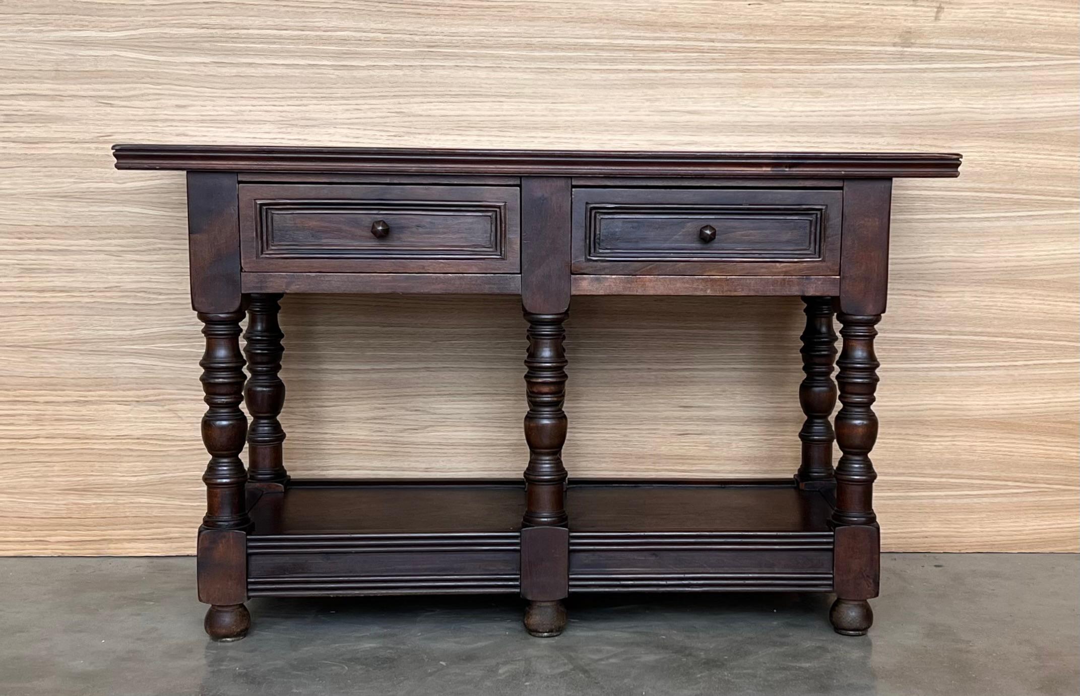 Baroque Grande table d'appoint espagnole du début du 20e siècle avec deux tiroirs ou grandes tables de nuit en vente