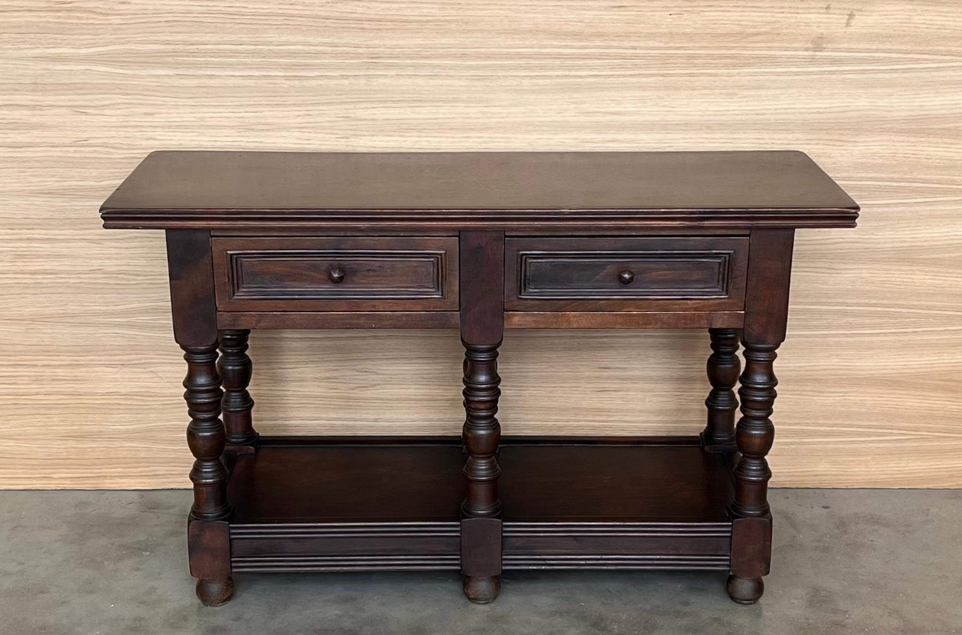 Espagnol Grande table d'appoint espagnole du début du 20e siècle avec deux tiroirs ou grandes tables de nuit en vente
