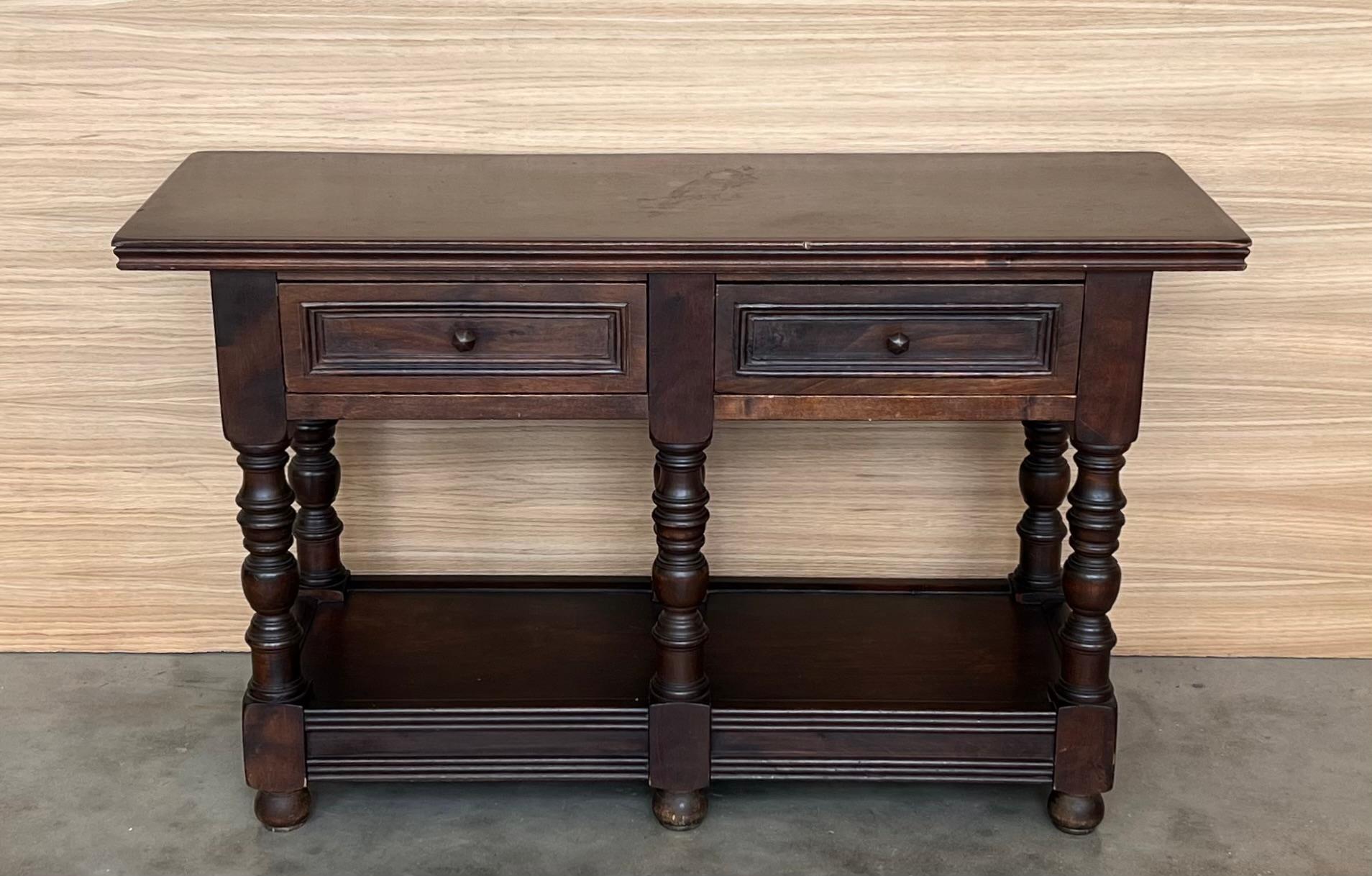Sculpté Grande table d'appoint espagnole du début du 20e siècle avec deux tiroirs ou grandes tables de nuit en vente