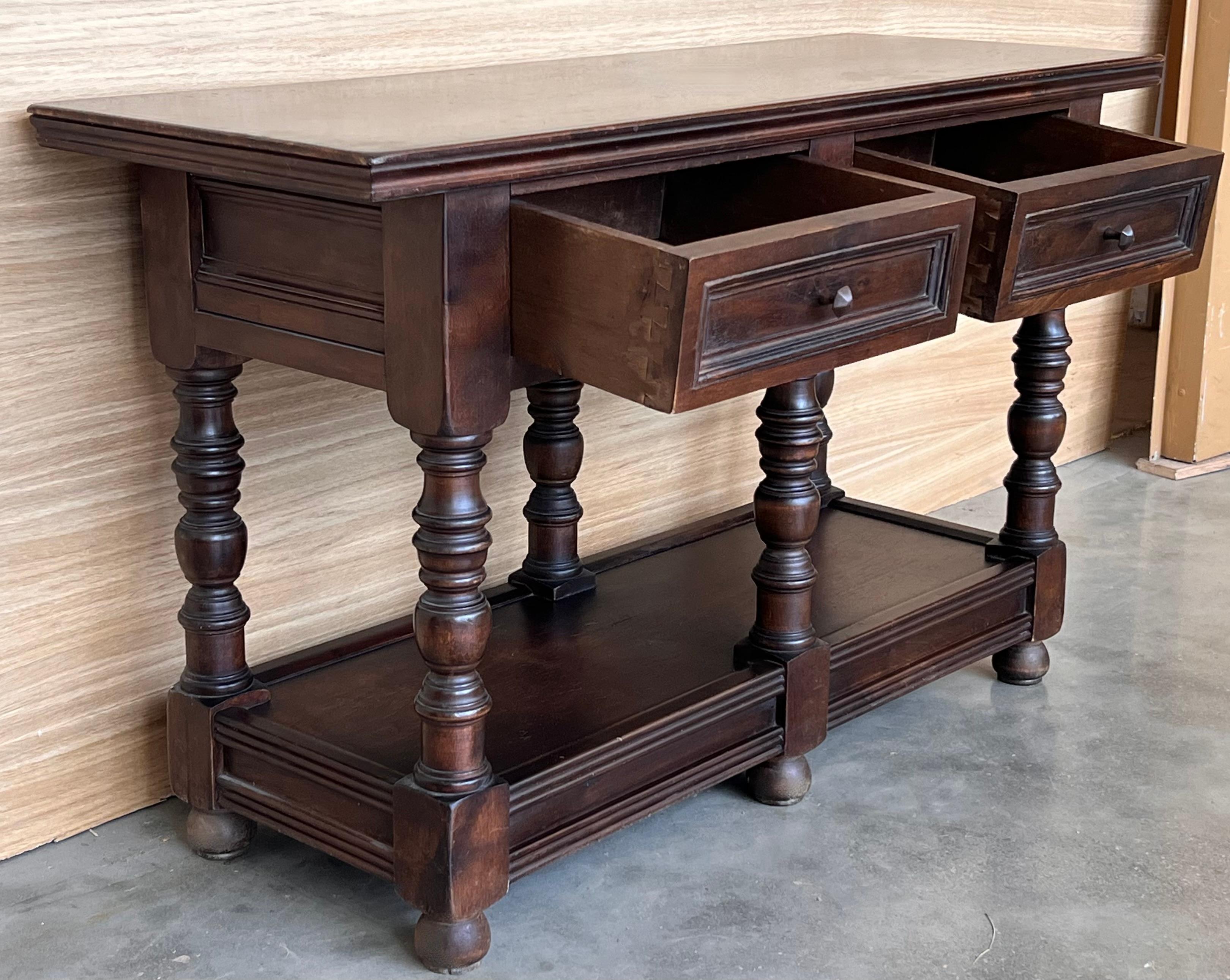 20ième siècle Grande table d'appoint espagnole du début du 20e siècle avec deux tiroirs ou grandes tables de nuit en vente