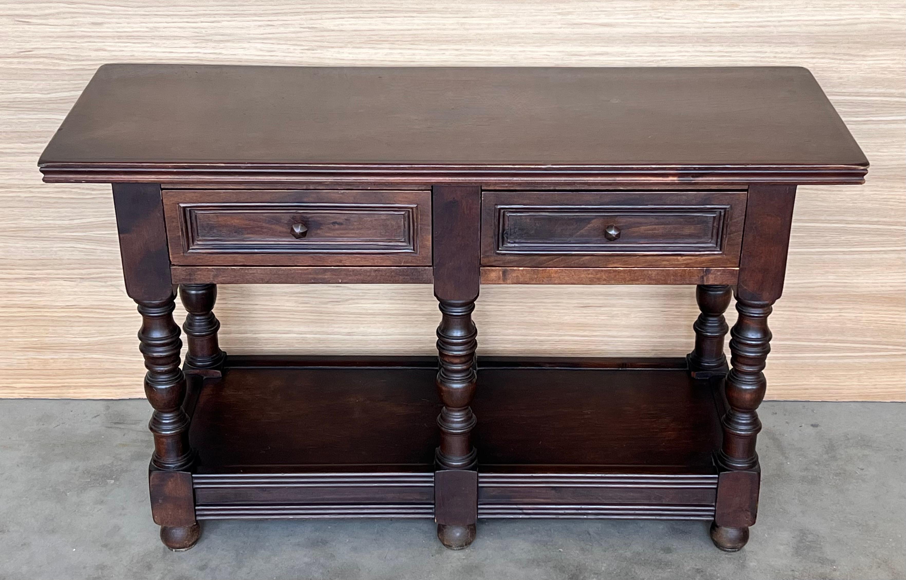 Noyer Grande table d'appoint espagnole du début du 20e siècle avec deux tiroirs ou grandes tables de nuit en vente