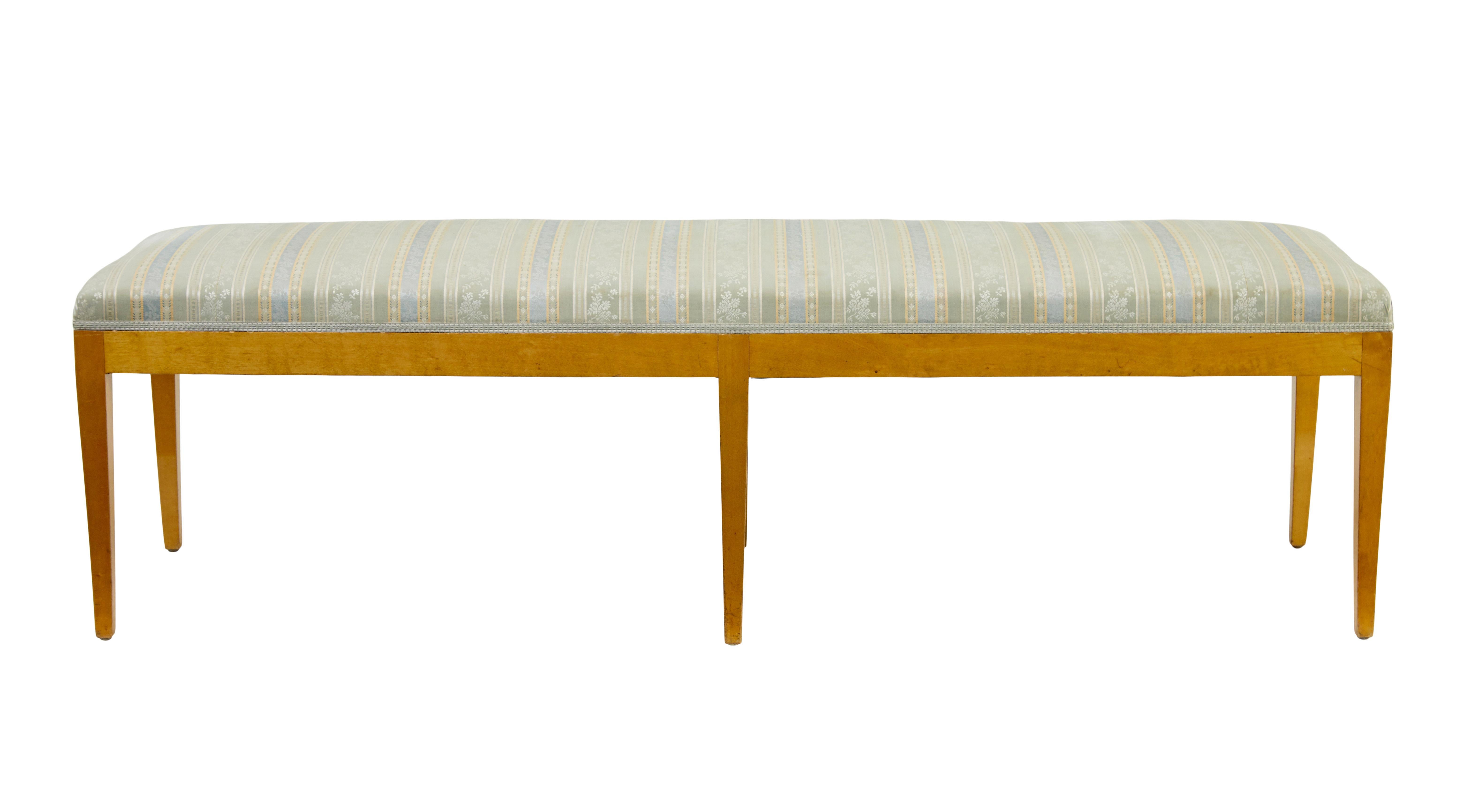 Taburete largo de dormitorio de abedul sueco de principios del siglo XX, circa 1900.

Fino ejemplo de diseño sueco sencillo pero elegante, armazón de abedul con 6 patas de apoyo cónicas y tapa tapizada.  Ideal para usar al final de la cama o en el