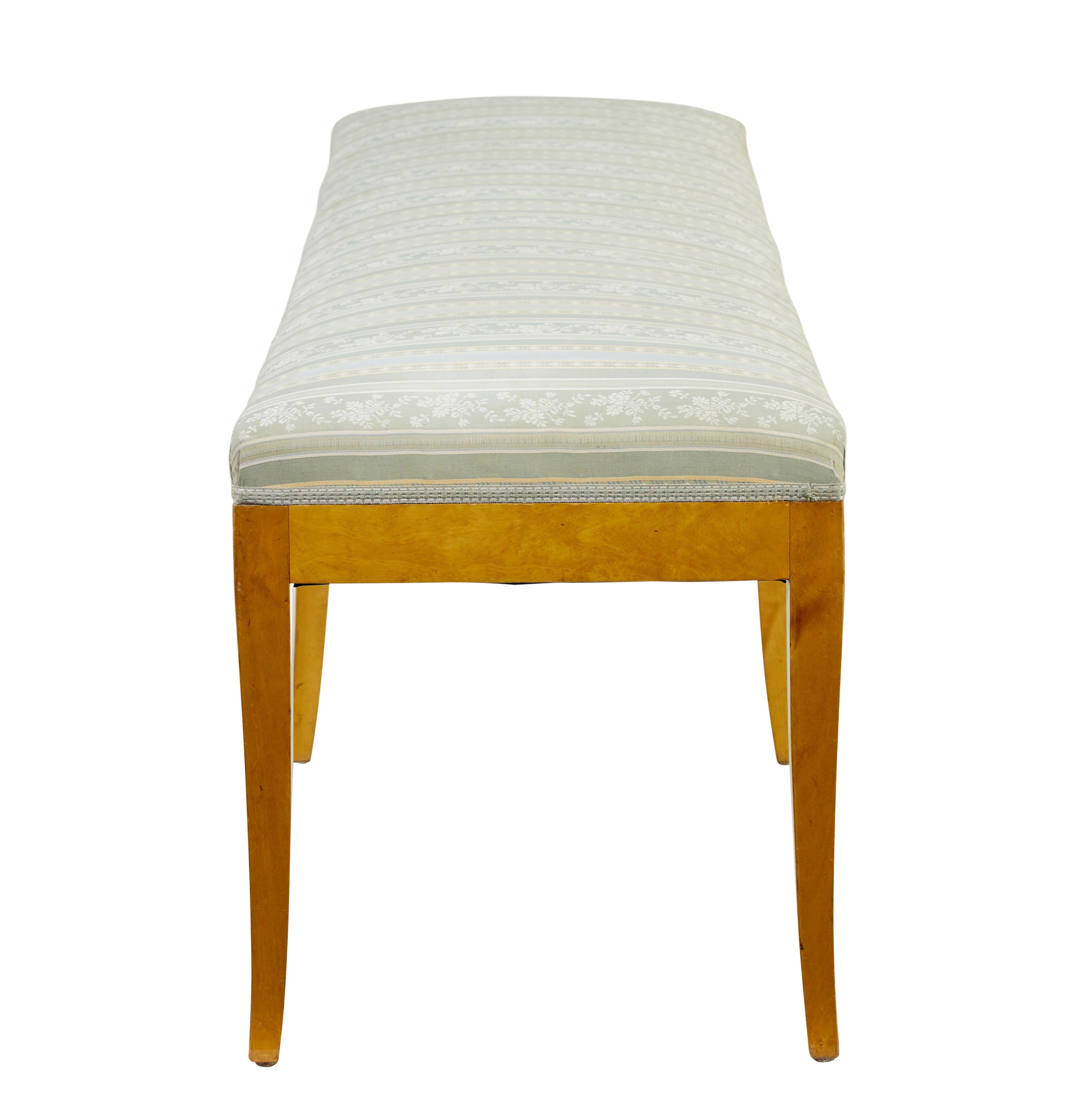 Taburete largo de dormitorio de abedul sueco de principios del siglo XX Biedermeier en venta