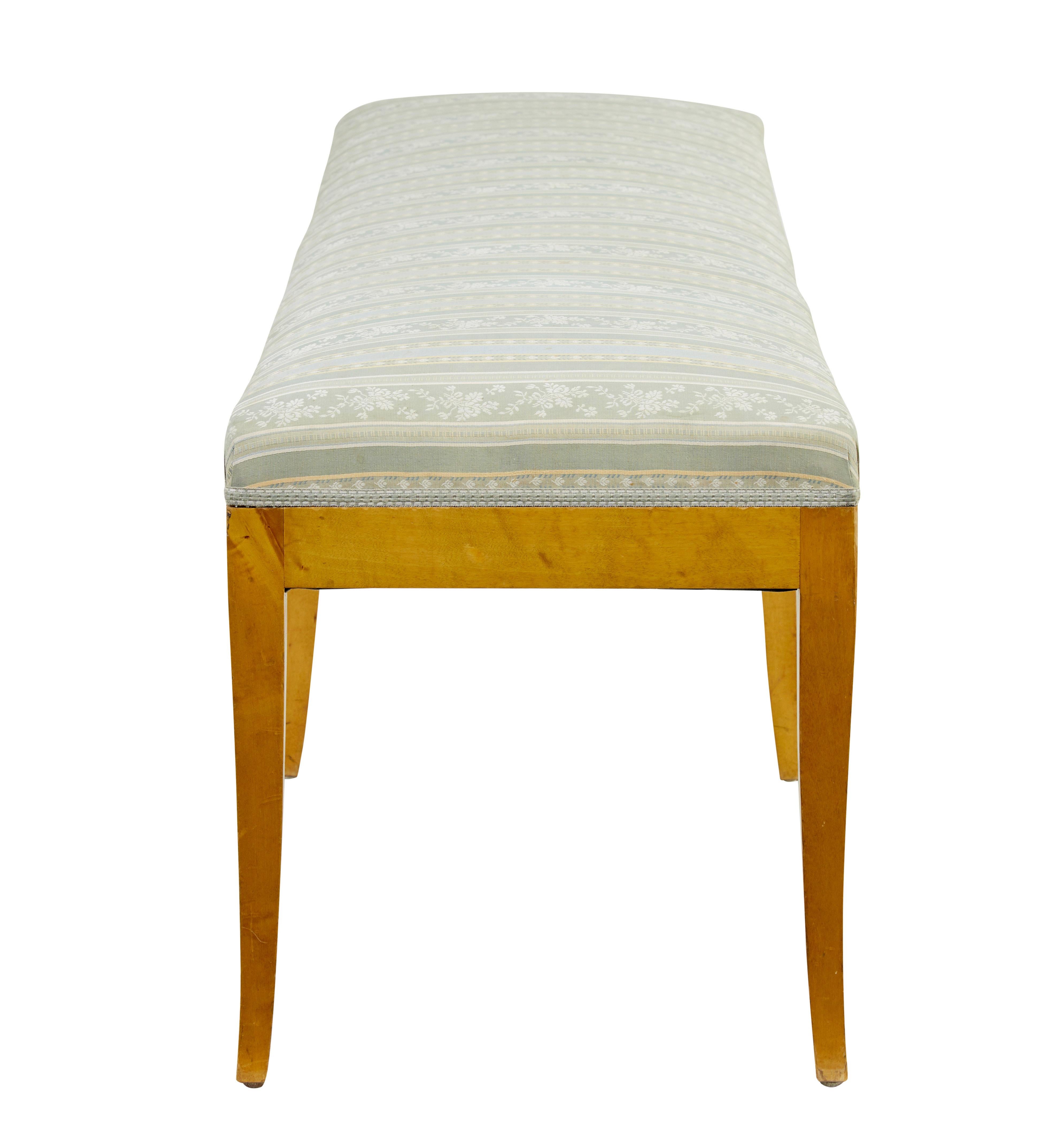 Taburete largo de dormitorio de abedul sueco de principios del siglo XX Tallado a mano en venta