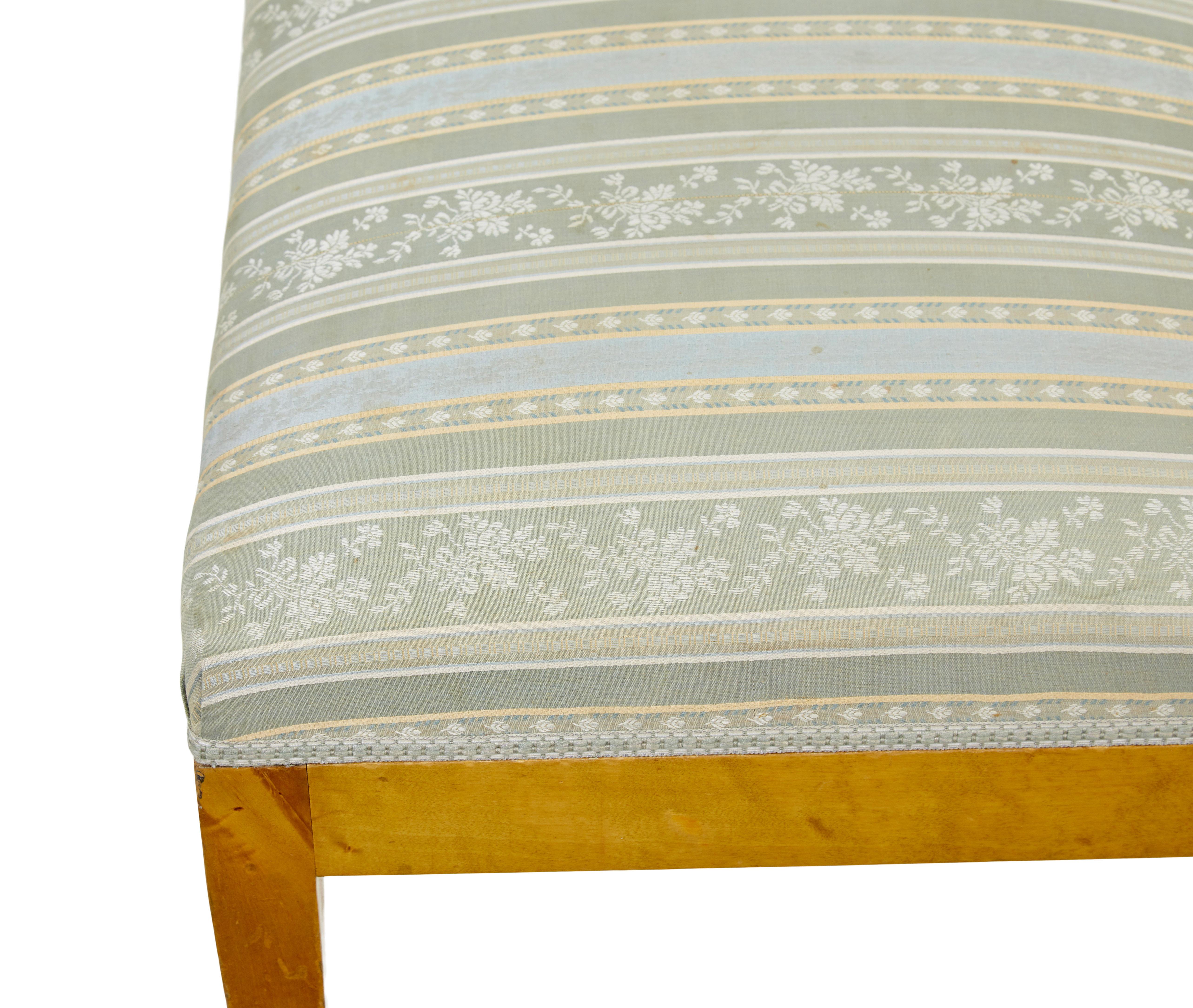 Taburete largo de dormitorio de abedul sueco de principios del siglo XX Tela en venta