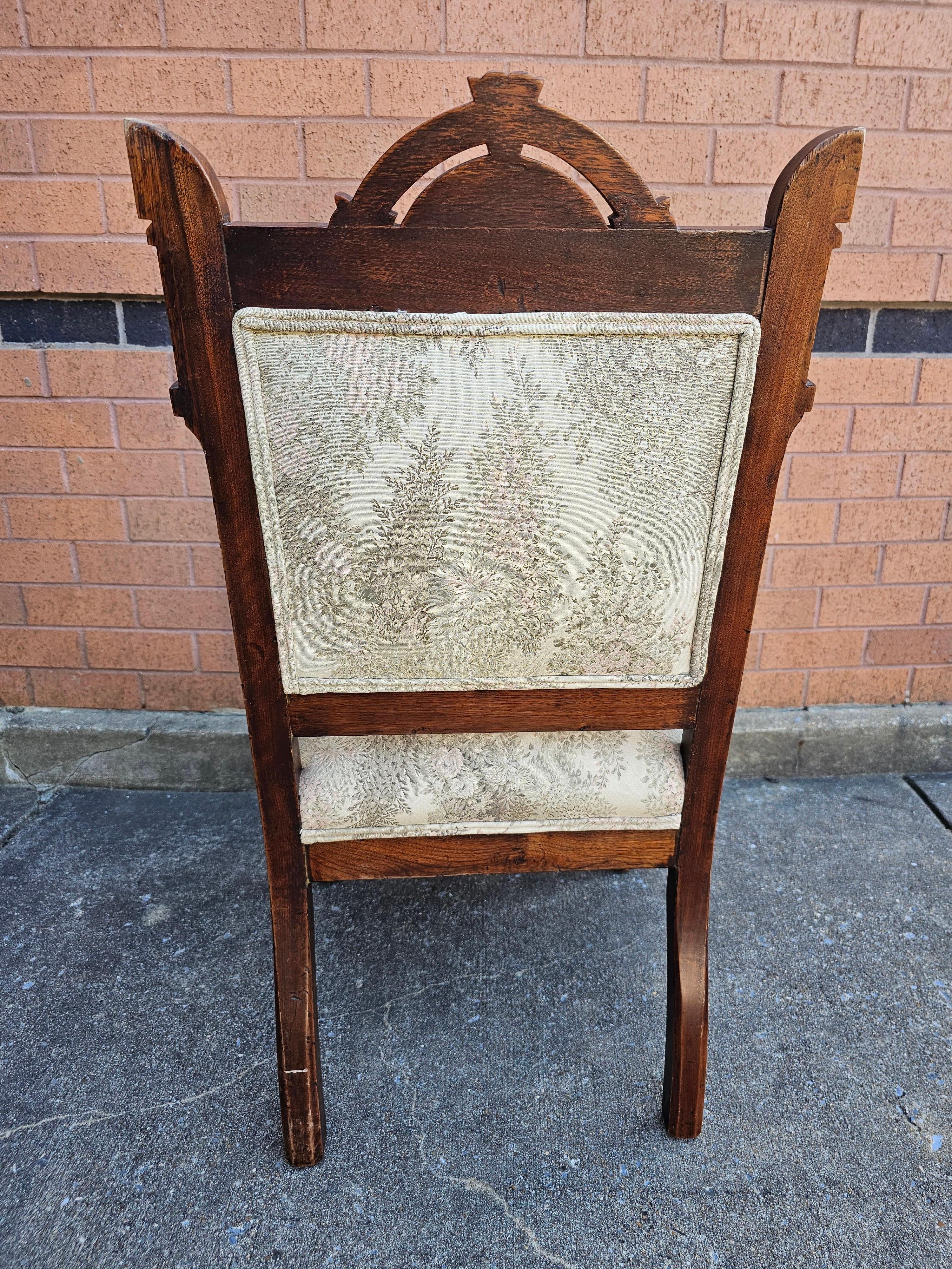 Tissu d'ameublement Chaise d'appoint en noyer sculpté et tapissée du début de l'époque victorienne (20e siècle) en vente