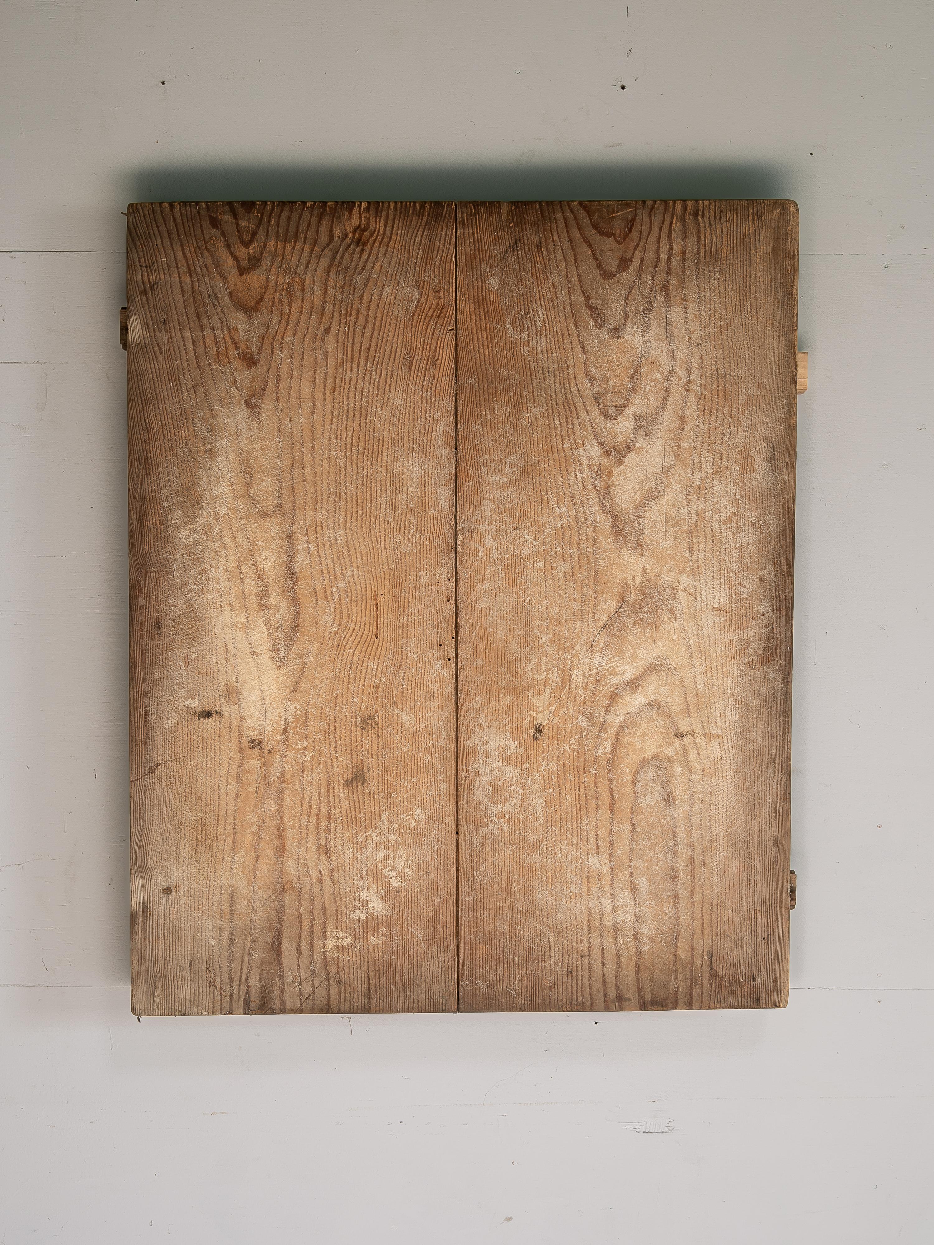 Tagliere in legno d'epoca realizzato con una spessa e solida tavola di cipresso, risalente agli anni '900 - '40 circa.
Questo tipo di tagliere era molto diffuso nelle famiglie giapponesi per impastare, stendere e tagliare la pasta per fare una torta