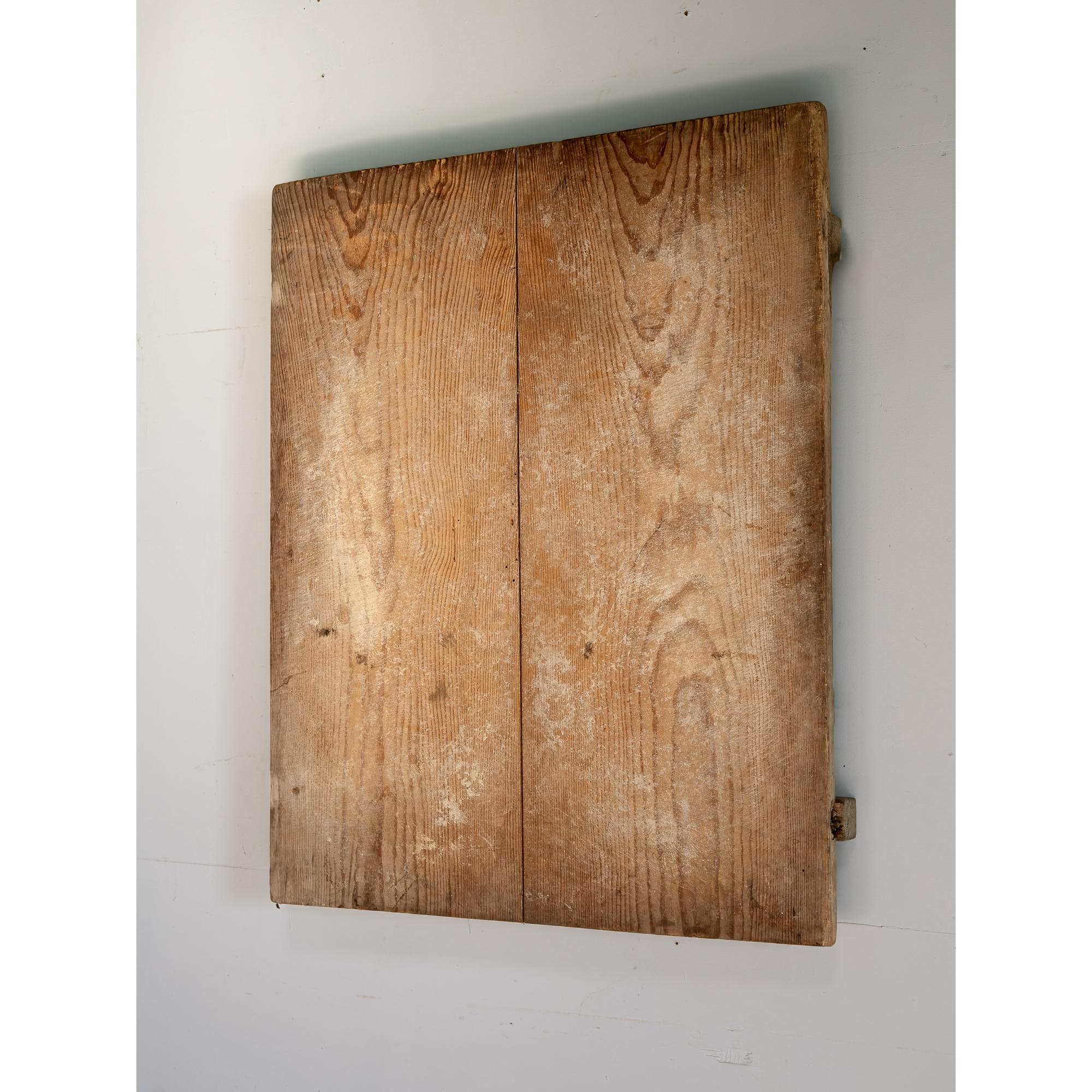 Tagliere in legno d'epoca realizzato con una spessa e solida tavola di cipresso, risalente agli anni '900 - '40 circa.
Questo tipo di tagliere era molto diffuso nelle famiglie giapponesi per impastare, stendere e tagliare la pasta per fare una torta
