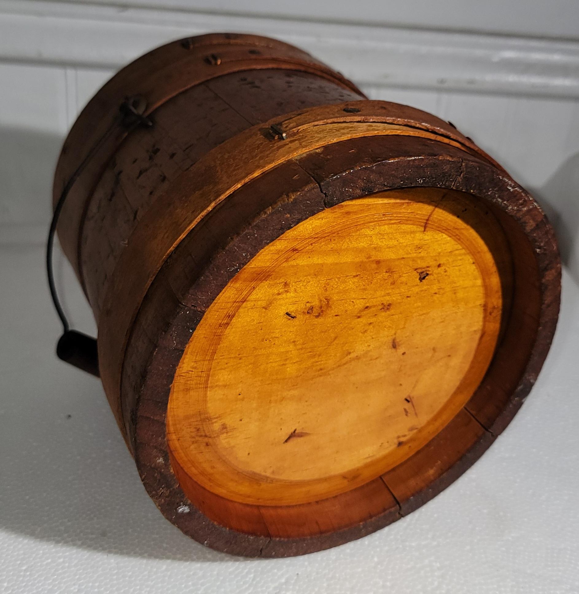 19Thc Seau à sucre original fait à la main avec couvercle d'origine.Les clous sont en cuivre et les doigts sont en bon état.Le seau est très serré.