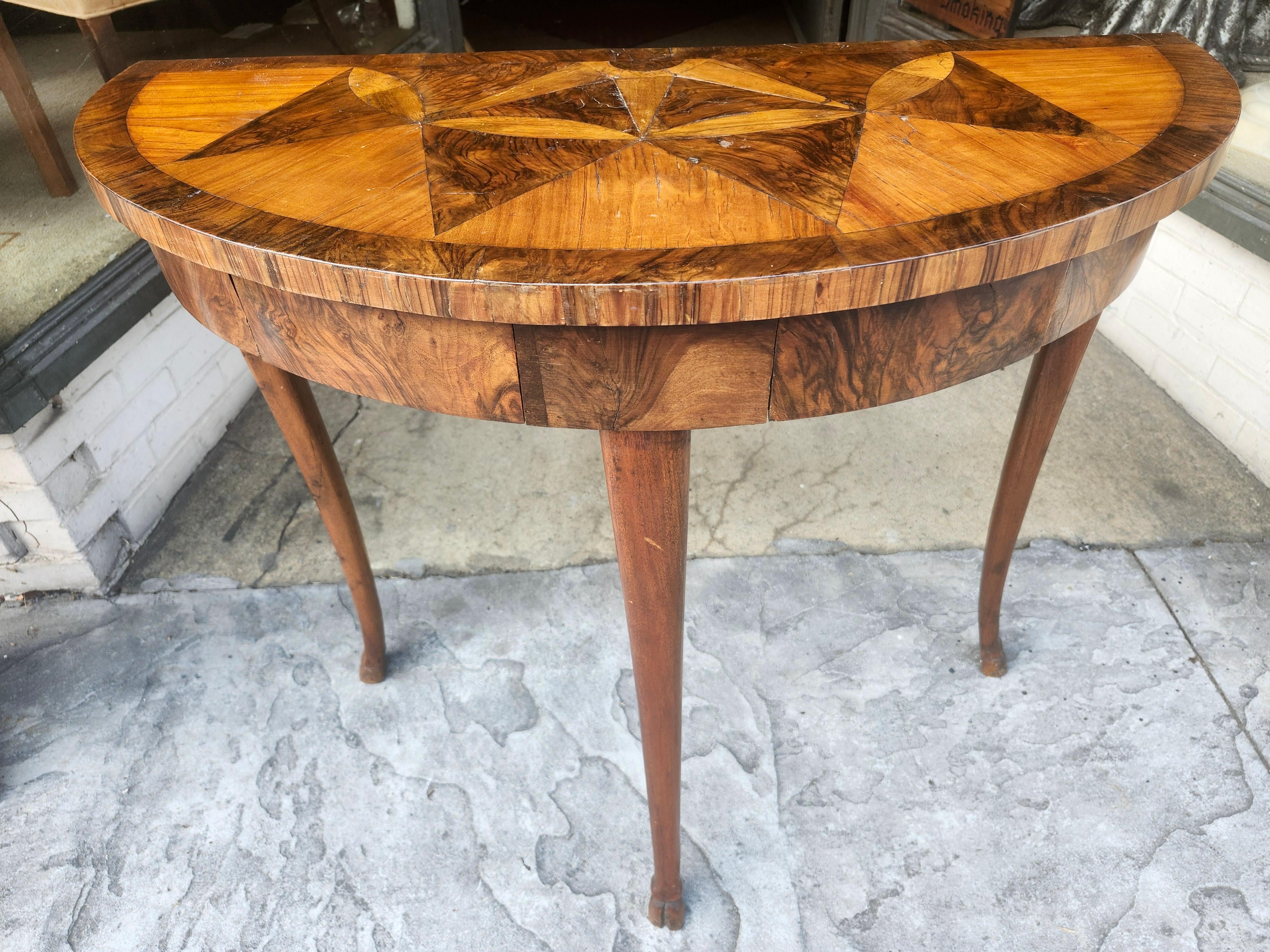 Table console Demilune Art Déco du début du 20e siècle avec plateau marqueté et deux tiroirs en vente 3