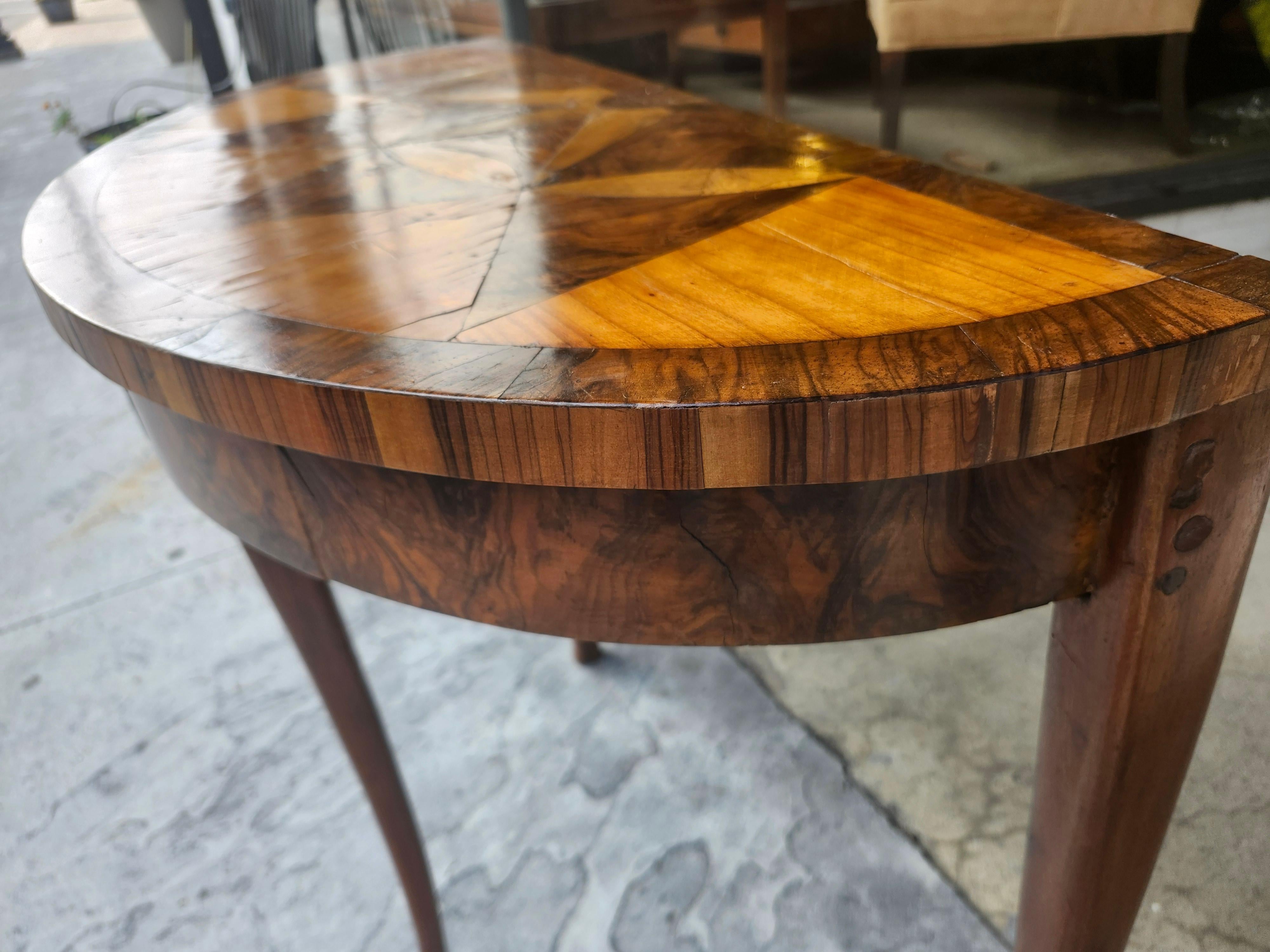 Table console Demilune Art Déco du début du 20e siècle avec plateau marqueté et deux tiroirs en vente 1