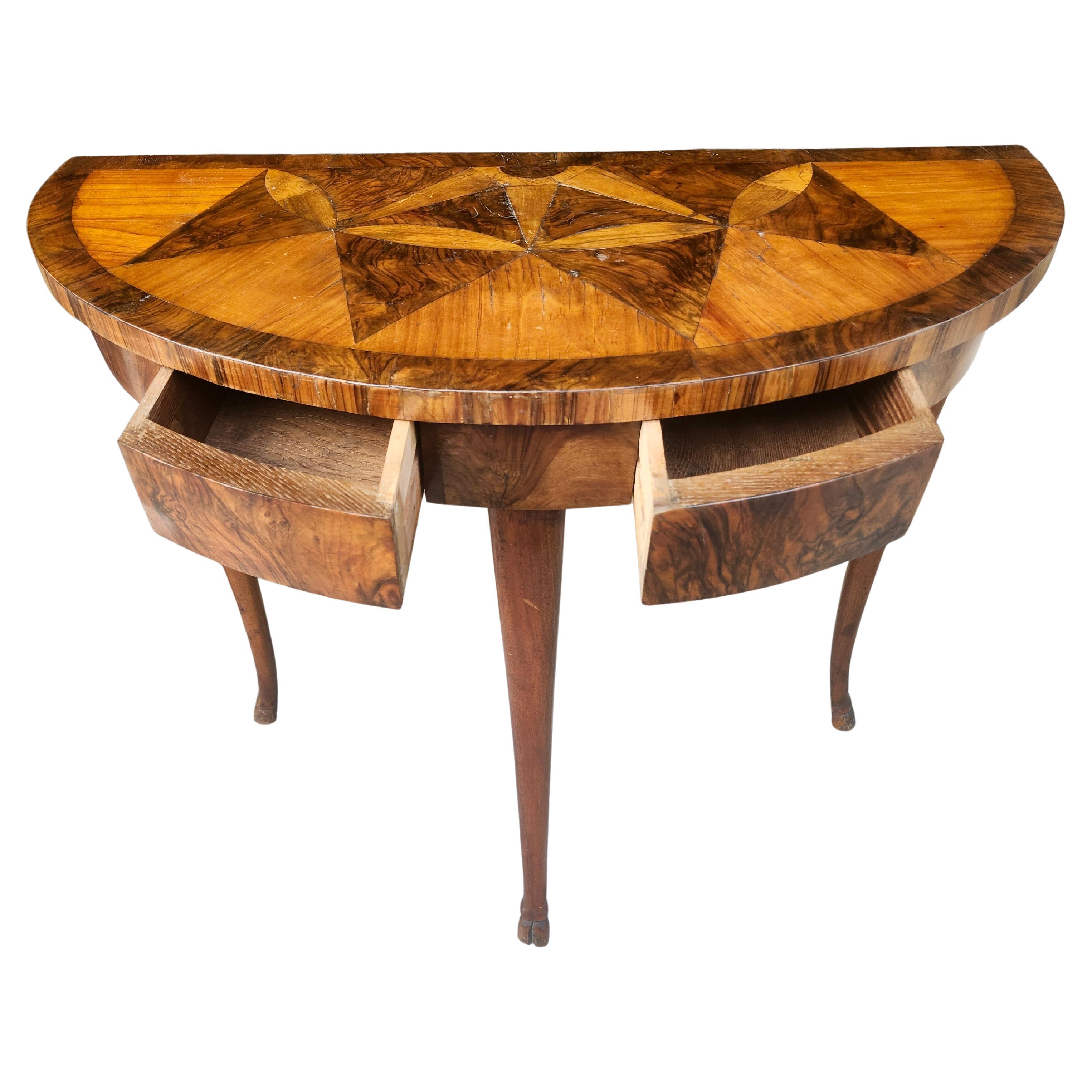 Table console Demilune Art Déco du début du 20e siècle avec plateau marqueté et deux tiroirs en vente