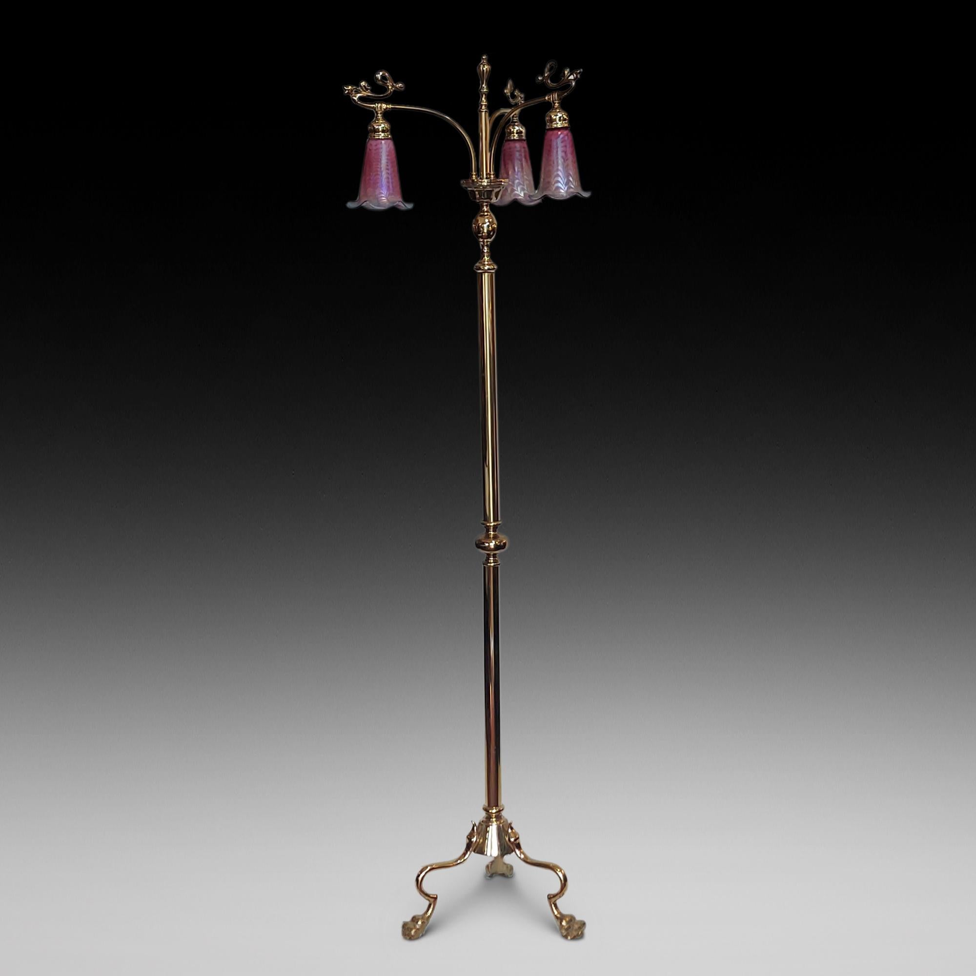 Lampe standard en laiton Art Nouveau du début du 20ème siècle - avec 3 bras, des abat-jours en verre d'art et des accessoires stylistiques menant à une base tripode avec des pieds en patte de velours - 18