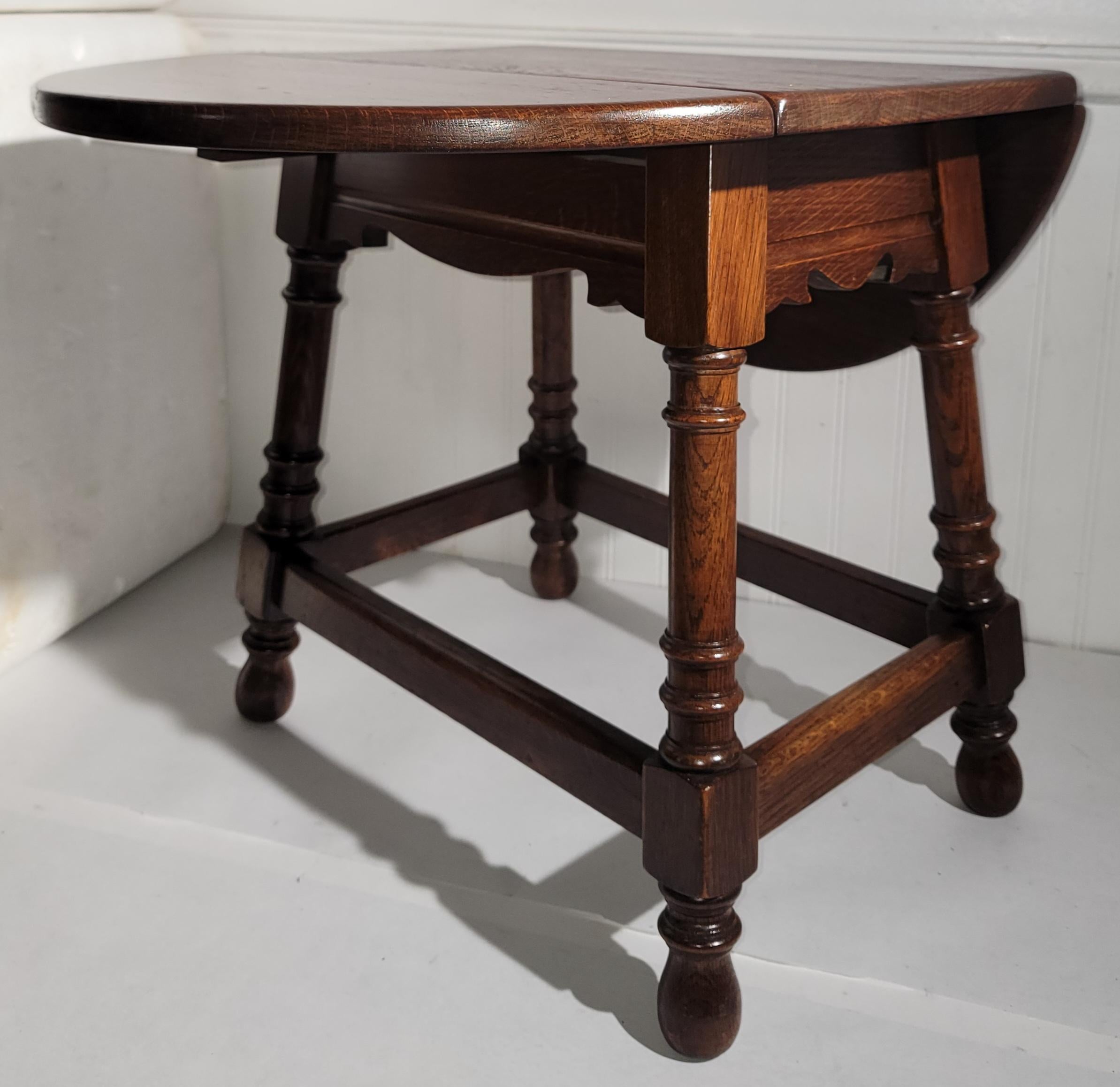 Chêne Table d'appoint Arts & Craft du début du 20e siècle en vente