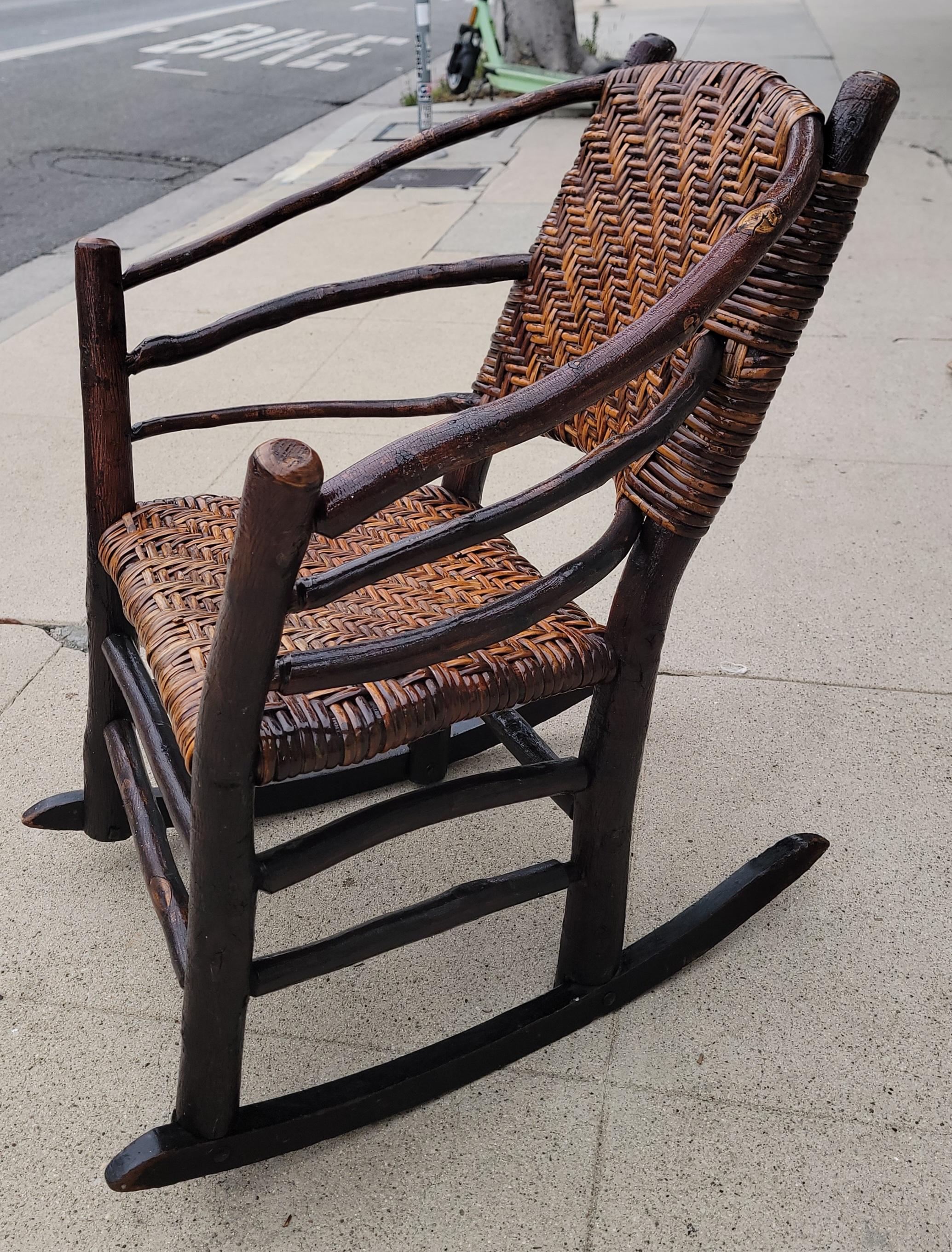 Este buen ejemplo de mecedora con respaldo de barril fabricada a mano por Old Hickory Furniture Co. se encuentra en perfecto estado.
Esta vieja mecedora de nogal americano tiene una capa protectora de barniz para barcos marinos de exterior /interior