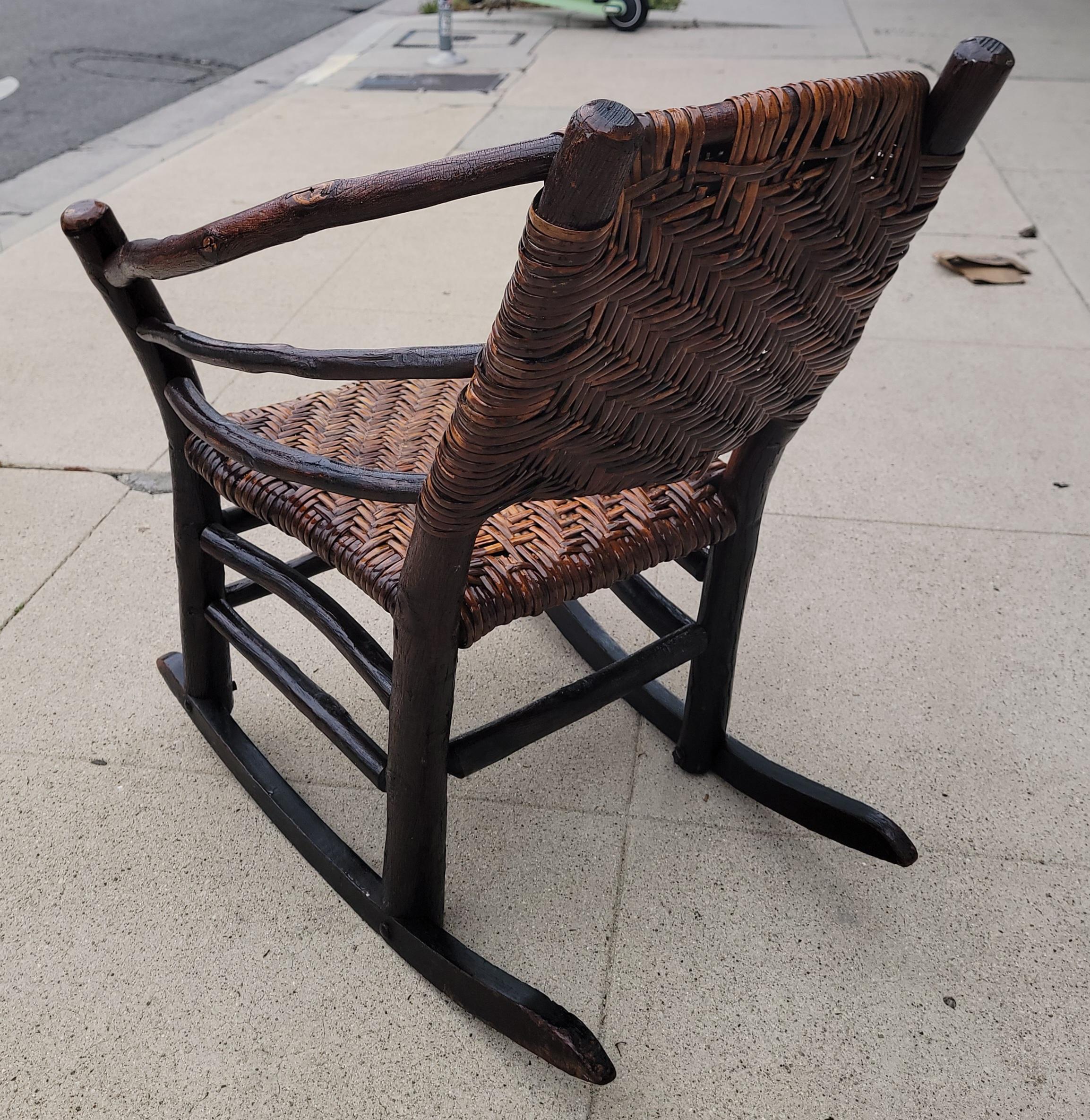 Silla mecedora de nogal viejo con respaldo de barril de principios del siglo XX Adirondack en venta