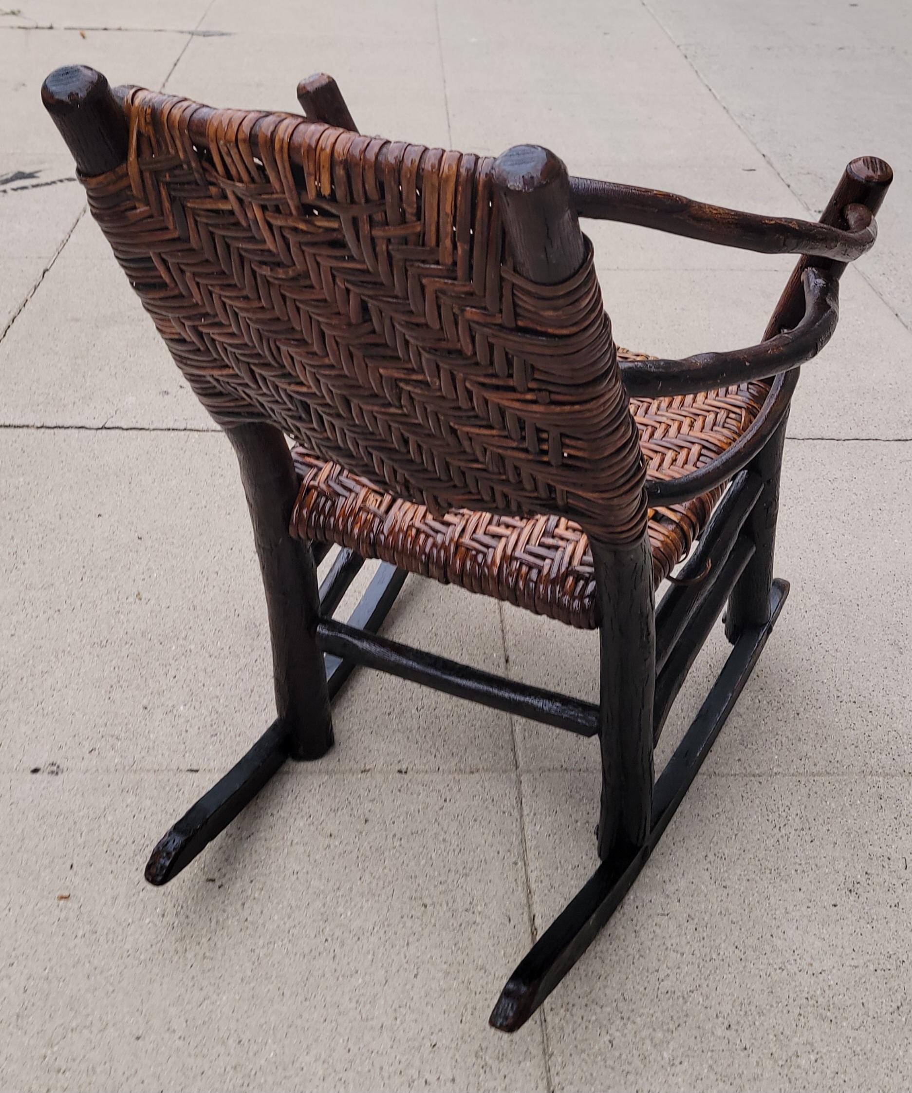 Silla mecedora de nogal viejo con respaldo de barril de principios del siglo XX Estadounidense en venta
