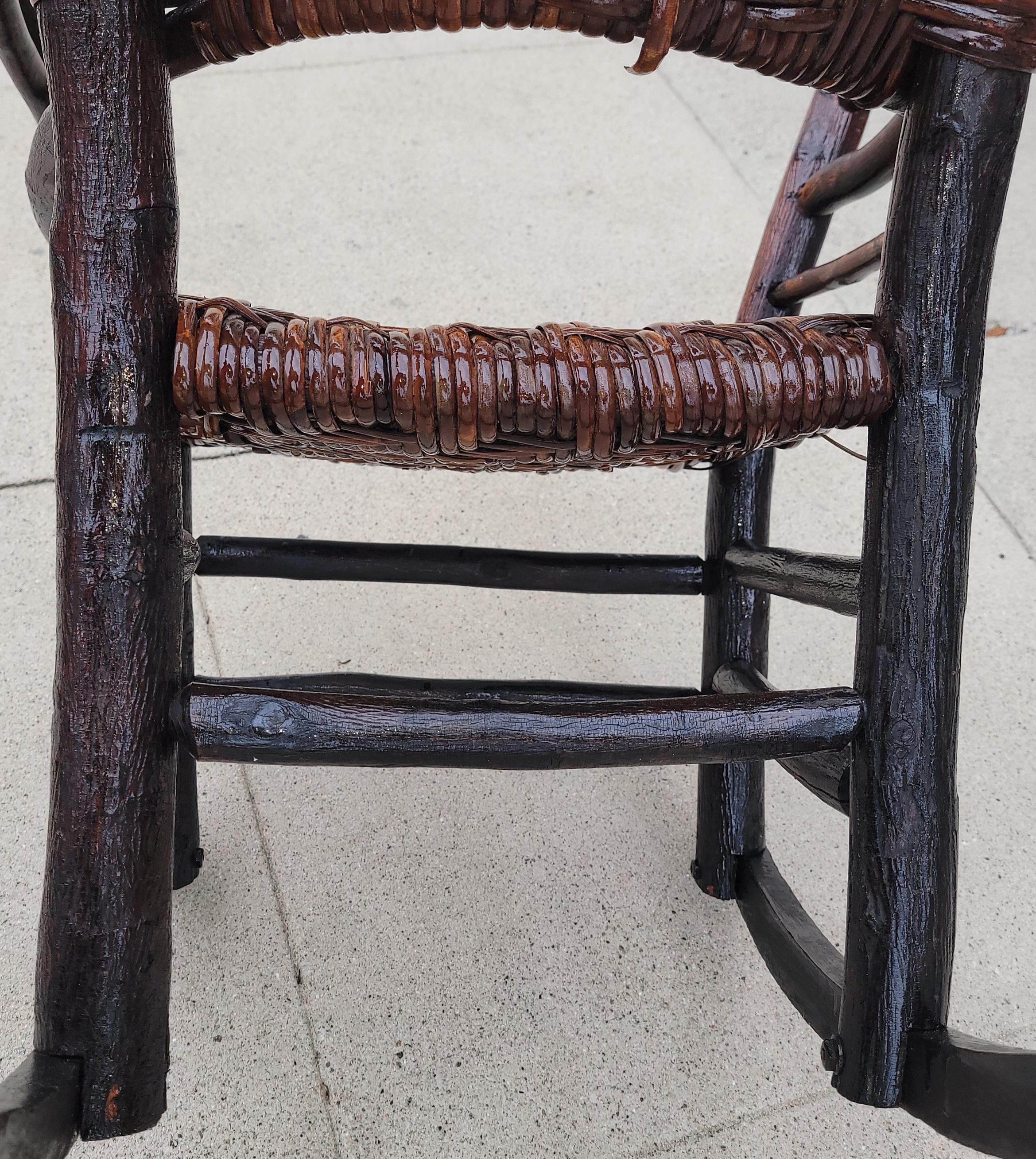 Silla mecedora de nogal viejo con respaldo de barril de principios del siglo XX Hecho a mano en venta