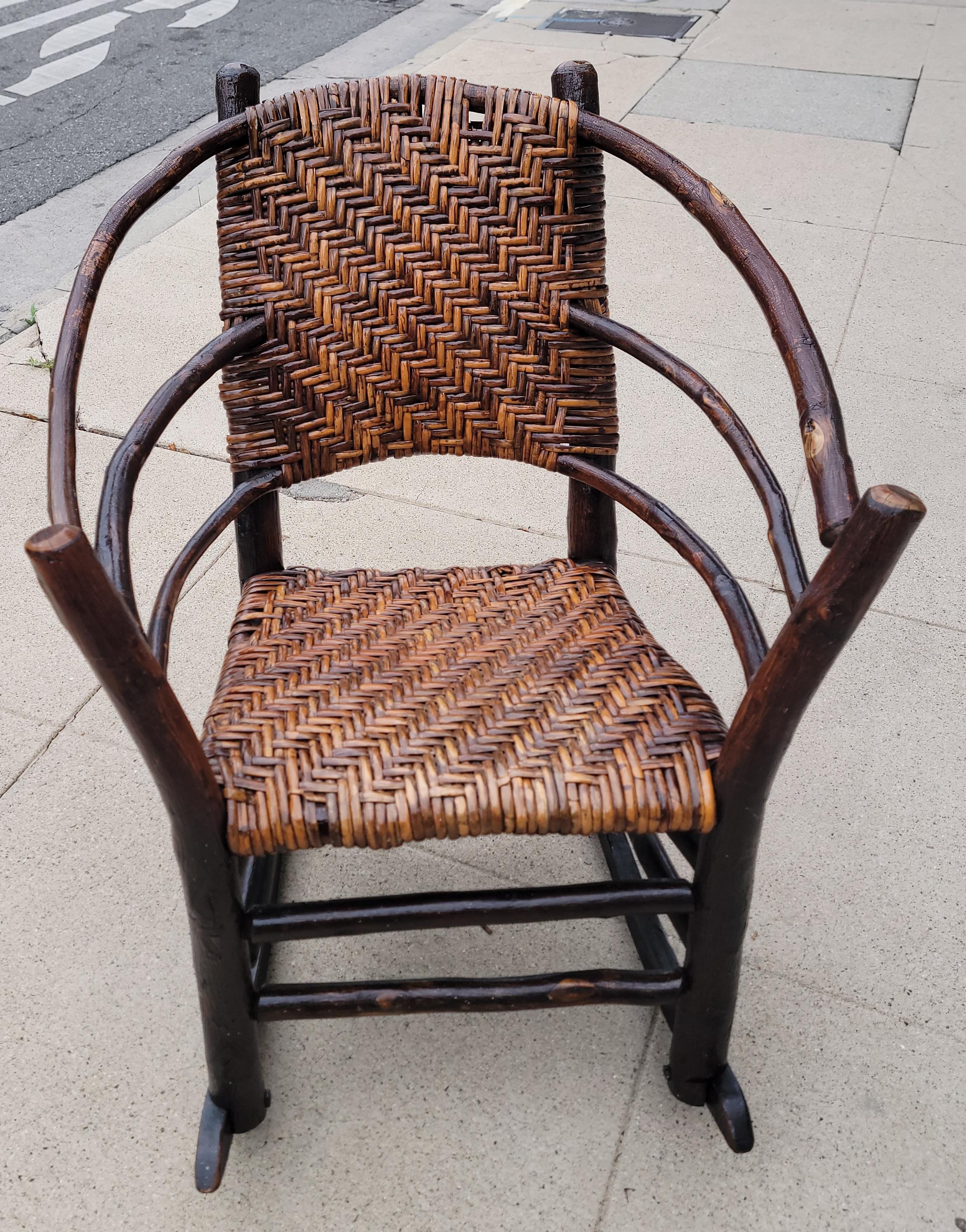 Silla mecedora de nogal viejo con respaldo de barril de principios del siglo XX en Bueno estado para la venta en Los Angeles, CA