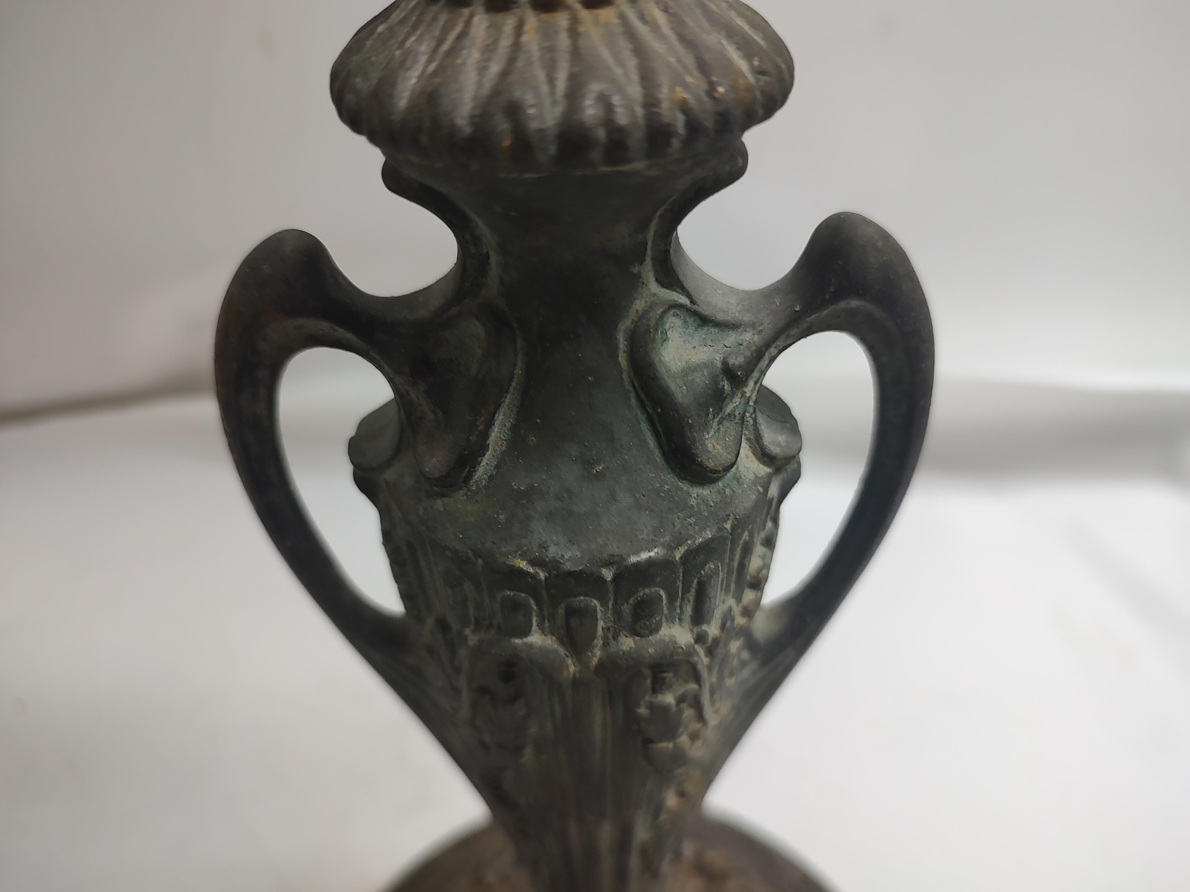Frühe 20. Jahrhundert gebogene Schlacke Glas getäfelten Bronze Tischlampe Stil von Handel  im Angebot 1