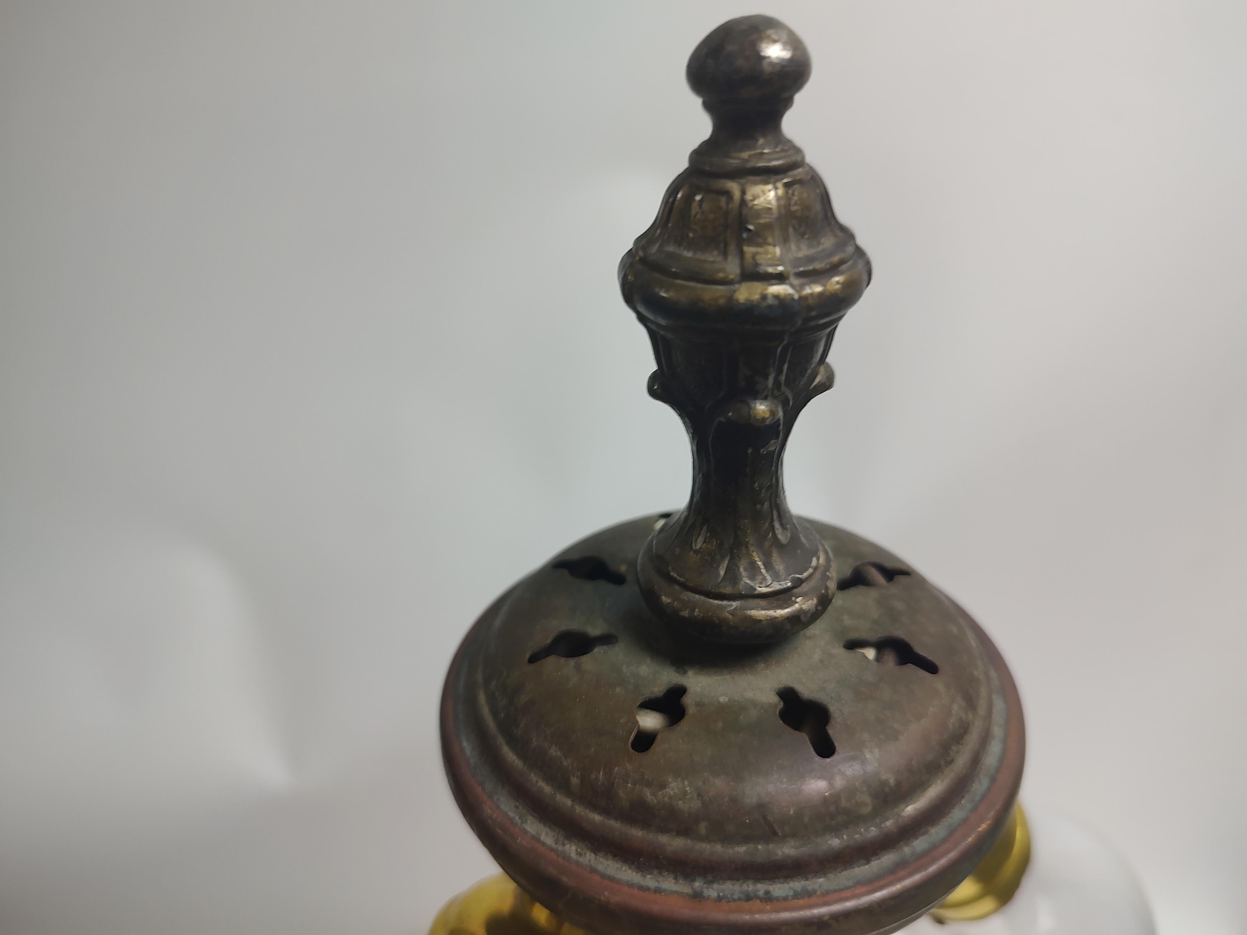 Frühe 20. Jahrhundert gebogene Schlacke Glas getäfelten Bronze Tischlampe Stil von Handel  im Angebot 2