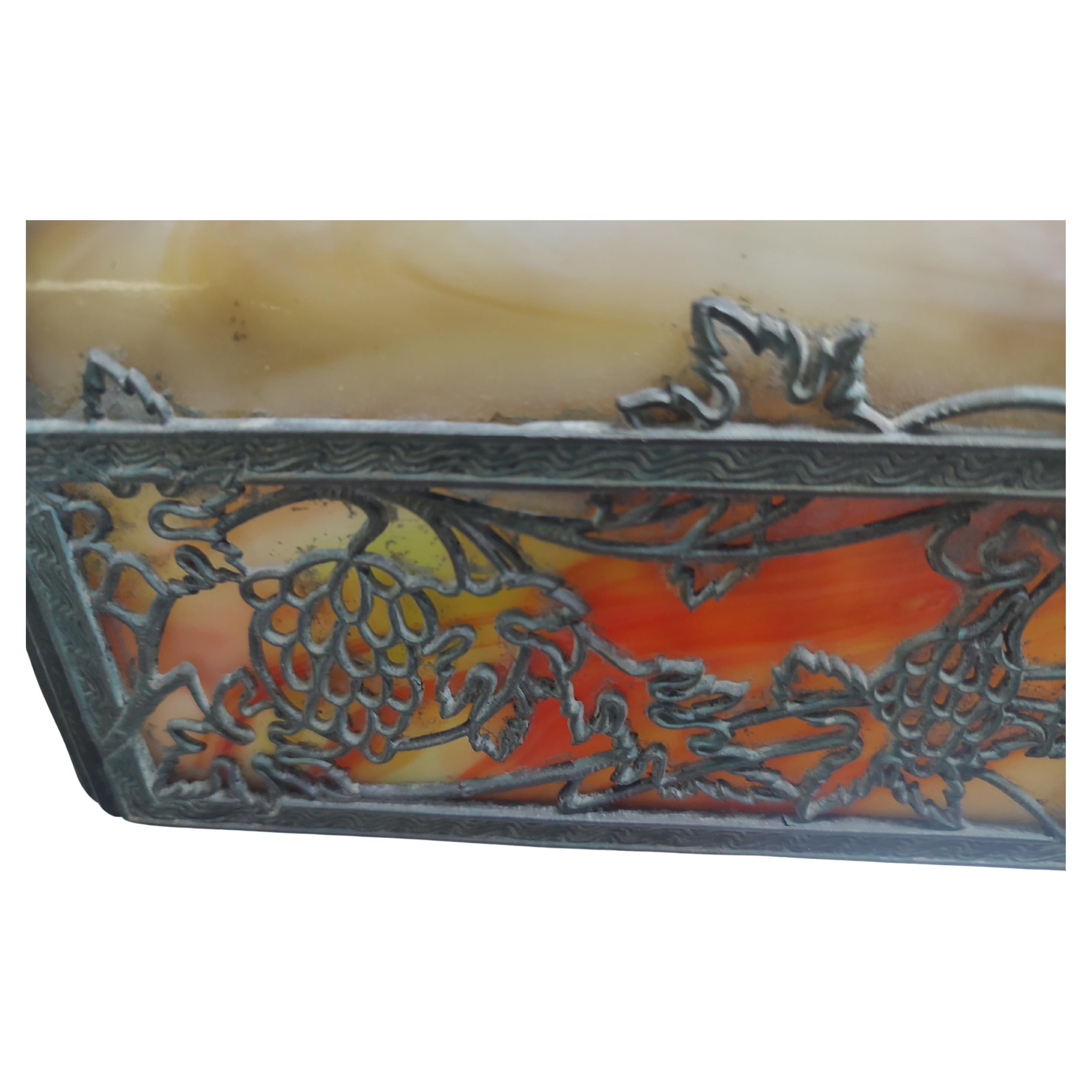 Lámpara de sobremesa de bronce con paneles de vidrio de escoria curvado de principios del siglo XX, estilo de Handel Estadounidense en venta